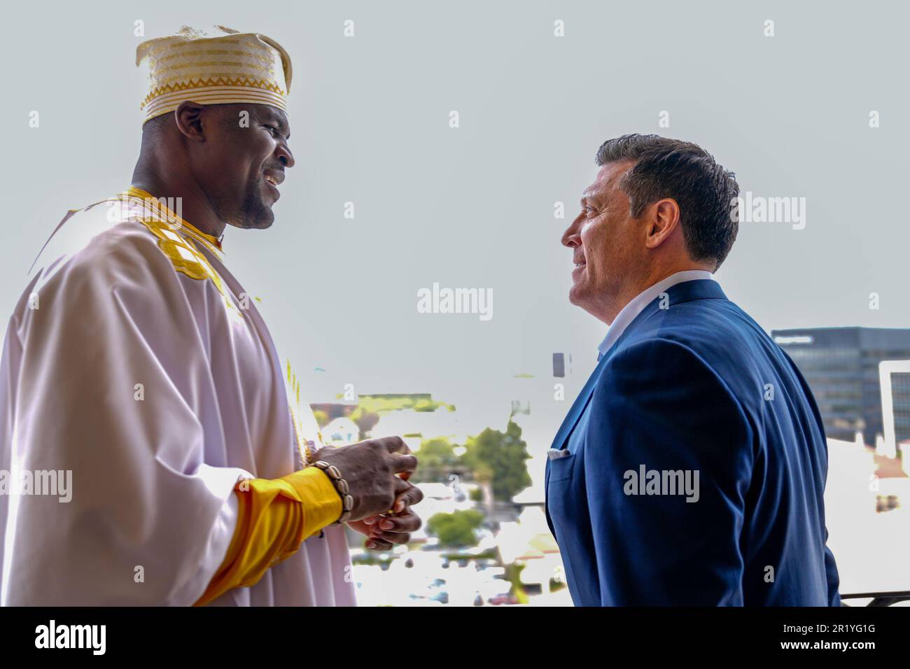 Los Angeles, California, Stati Uniti. 15th maggio, 2023. Los Angeles, CA - Maggio 16: (L-R) Francis Ngannou e Peter Murray, CEO di PFL alla Professional Fighters League - Firma del contratto a Beverly Wilshire, A Four Seasons Hotel il 15 Maggio 2023 a Los Angeles, CA (Foto di Louis Grasse/PFL/PX Images) Credit: PX Images/Alamy Live News Foto Stock