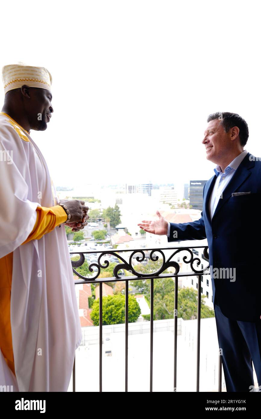 Los Angeles, California, Stati Uniti. 15th maggio, 2023. Los Angeles, CA - Maggio 16: (L-R) Francis Ngannou e Peter Murray, CEO di PFL alla Professional Fighters League - Firma del contratto a Beverly Wilshire, A Four Seasons Hotel il 15 Maggio 2023 a Los Angeles, CA (Foto di Louis Grasse/PFL/PX Images) Credit: PX Images/Alamy Live News Foto Stock