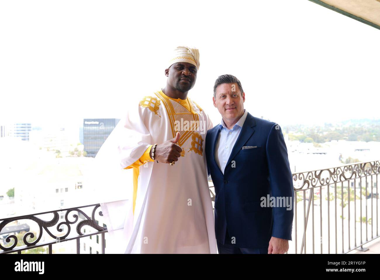 Los Angeles, California, Stati Uniti. 15th maggio, 2023. Los Angeles, CA - Maggio 16: (L-R) Francis Ngannou e Peter Murray, CEO di PFL alla Professional Fighters League - Firma del contratto a Beverly Wilshire, A Four Seasons Hotel il 15 Maggio 2023 a Los Angeles, CA (Foto di Louis Grasse/PFL/PX Images) Credit: PX Images/Alamy Live News Foto Stock