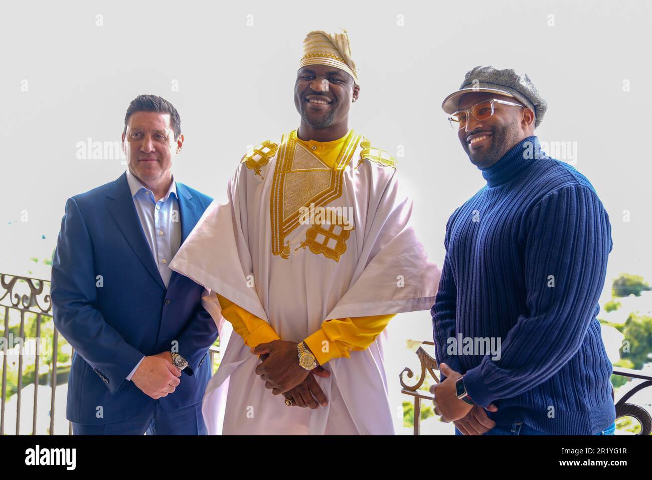 Los Angeles, California, Stati Uniti. 15th maggio, 2023. Los Angeles, CA - Maggio 16: (L-R) Peter Murray, CEO di PFL, Francis Ngannou e Miguel Martin alla Professional Fighters League - Firma del contratto a Beverly Wilshire, A Four Seasons Hotel il 15 Maggio 2023 a Los Angeles, CA (Foto di Louis Grasse/PFL/PX Images) Credit: PX Images/Alamy Live News Foto Stock