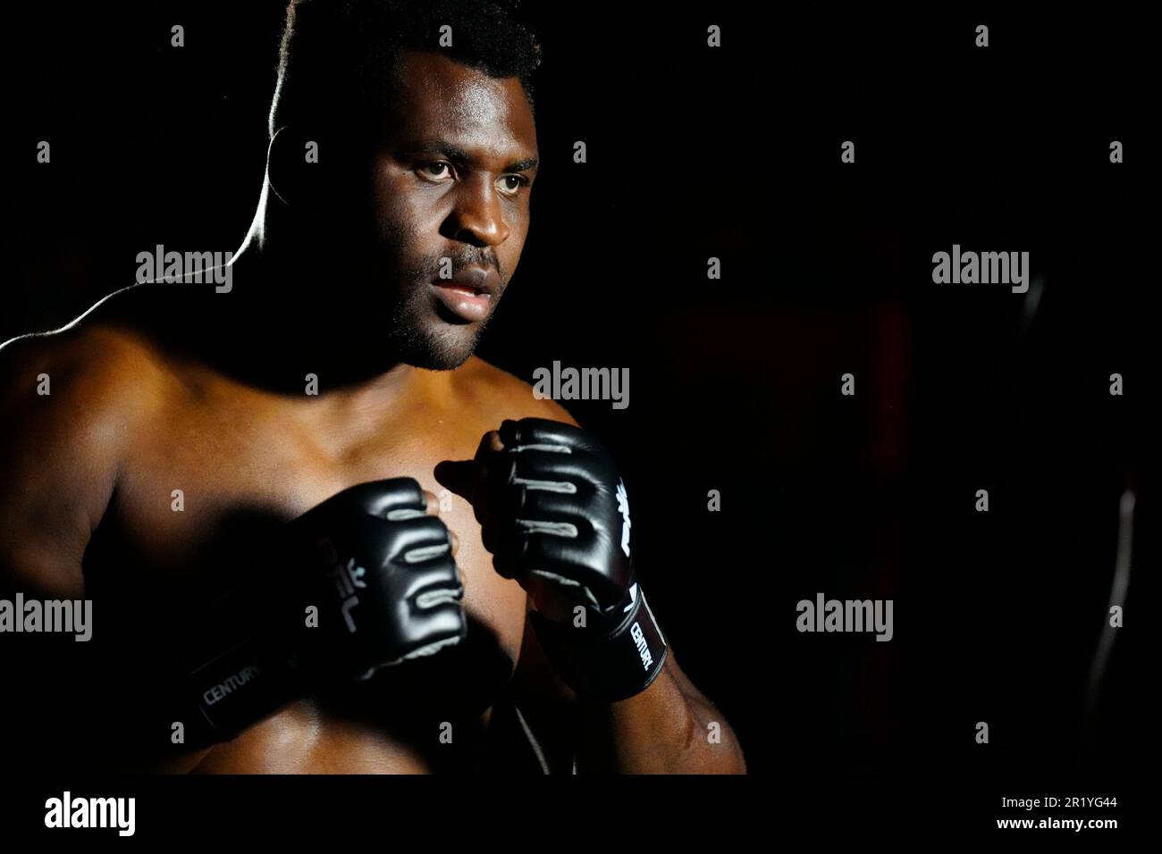 Los Angeles, California, Stati Uniti. 15th maggio, 2023. Los Angeles, CA - Maggio 16: Francis Ngannou dietro le quinte del suo video workout promozionale alla Professional Fighters League - Francis Ngannou workout all'Unbreakable Performance Center il 15 Maggio 2023 a Los Angeles, CA (Foto di Louis Grasse/PFL/PX Images) Credit: PX Images/Alamy Live News Foto Stock