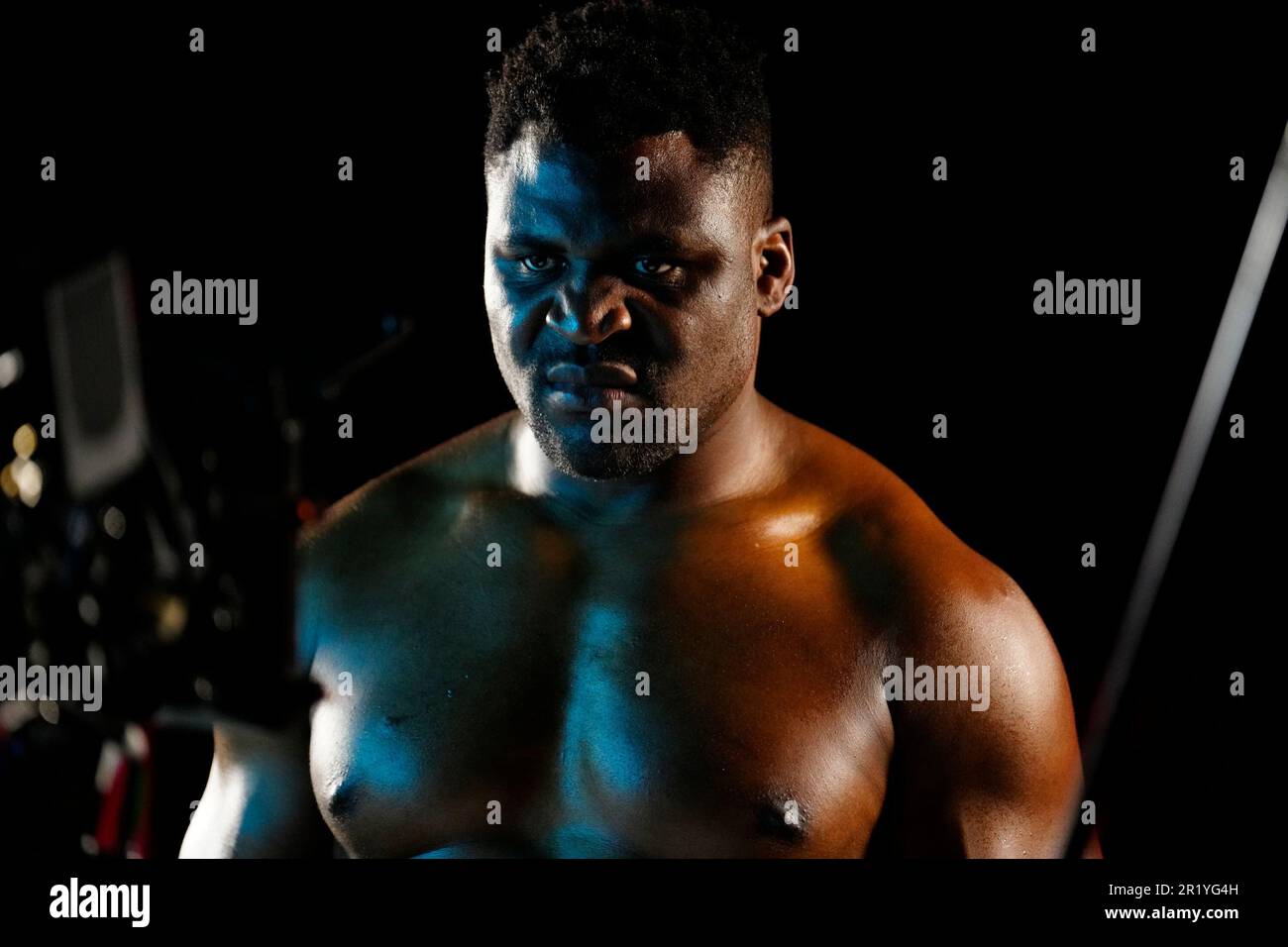 Los Angeles, California, Stati Uniti. 15th maggio, 2023. Los Angeles, CA - Maggio 16: Francis Ngannou dietro le quinte del suo video workout promozionale alla Professional Fighters League - Francis Ngannou workout all'Unbreakable Performance Center il 15 Maggio 2023 a Los Angeles, CA (Foto di Louis Grasse/PFL/PX Images) Credit: PX Images/Alamy Live News Foto Stock