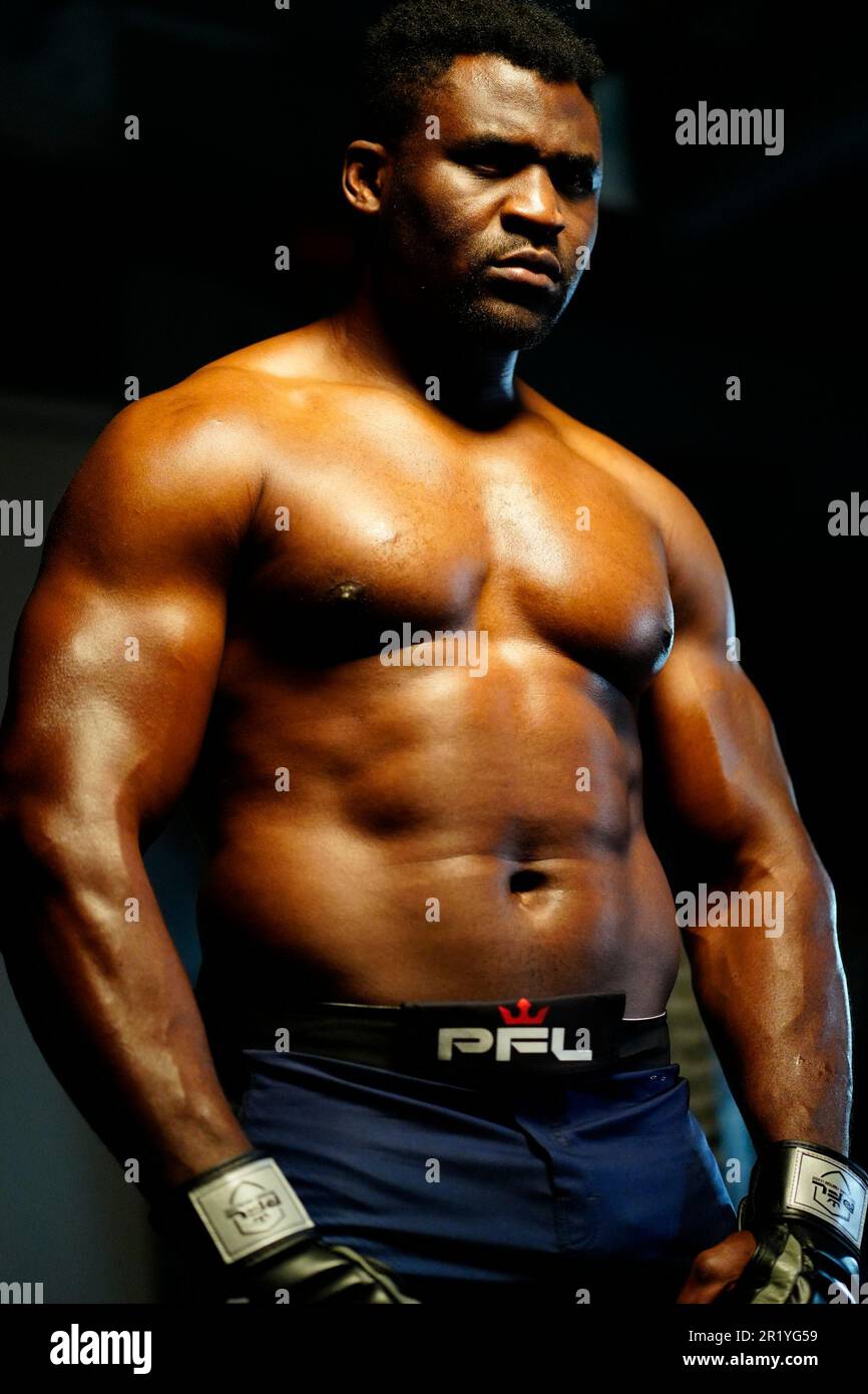 Los Angeles, California, Stati Uniti. 15th maggio, 2023. Los Angeles, CA - Maggio 16: Francis Ngannou dietro le quinte del suo video workout promozionale alla Professional Fighters League - Francis Ngannou workout all'Unbreakable Performance Center il 15 Maggio 2023 a Los Angeles, CA (Foto di Louis Grasse/PFL/PX Images) Credit: PX Images/Alamy Live News Foto Stock