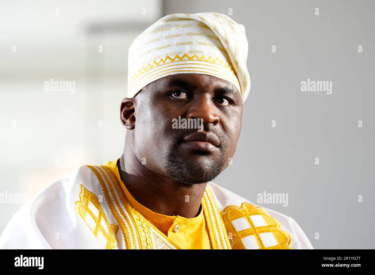 Los Angeles, California, Stati Uniti. 11th maggio, 2023. Los Angeles, CA - Maggio 16: Francis Ngannou indossa un guardaroba africano tradizionale alla Professional Fighters League - allenamento di Francis Ngannou all'Unbreakable Performance Center il 11 Maggio 2023 a Los Angeles, CA (Foto di Louis Grasse/PFL/PX Images) Credit: PX Images/Alamy Live News Foto Stock