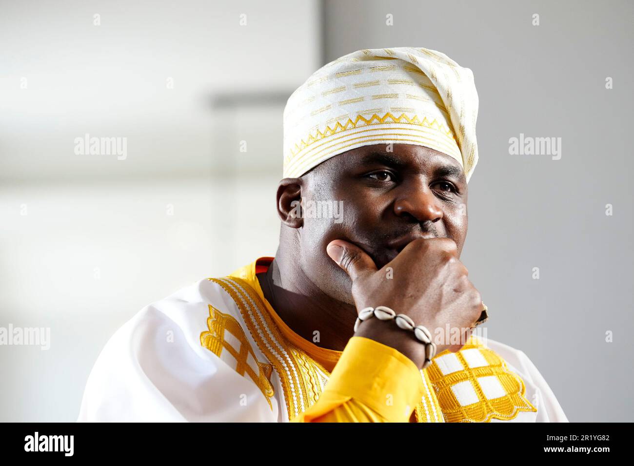 Los Angeles, California, Stati Uniti. 11th maggio, 2023. Los Angeles, CA - Maggio 16: Francis Ngannou indossa un guardaroba africano tradizionale alla Professional Fighters League - allenamento di Francis Ngannou all'Unbreakable Performance Center il 11 Maggio 2023 a Los Angeles, CA (Foto di Louis Grasse/PFL/PX Images) Credit: PX Images/Alamy Live News Foto Stock