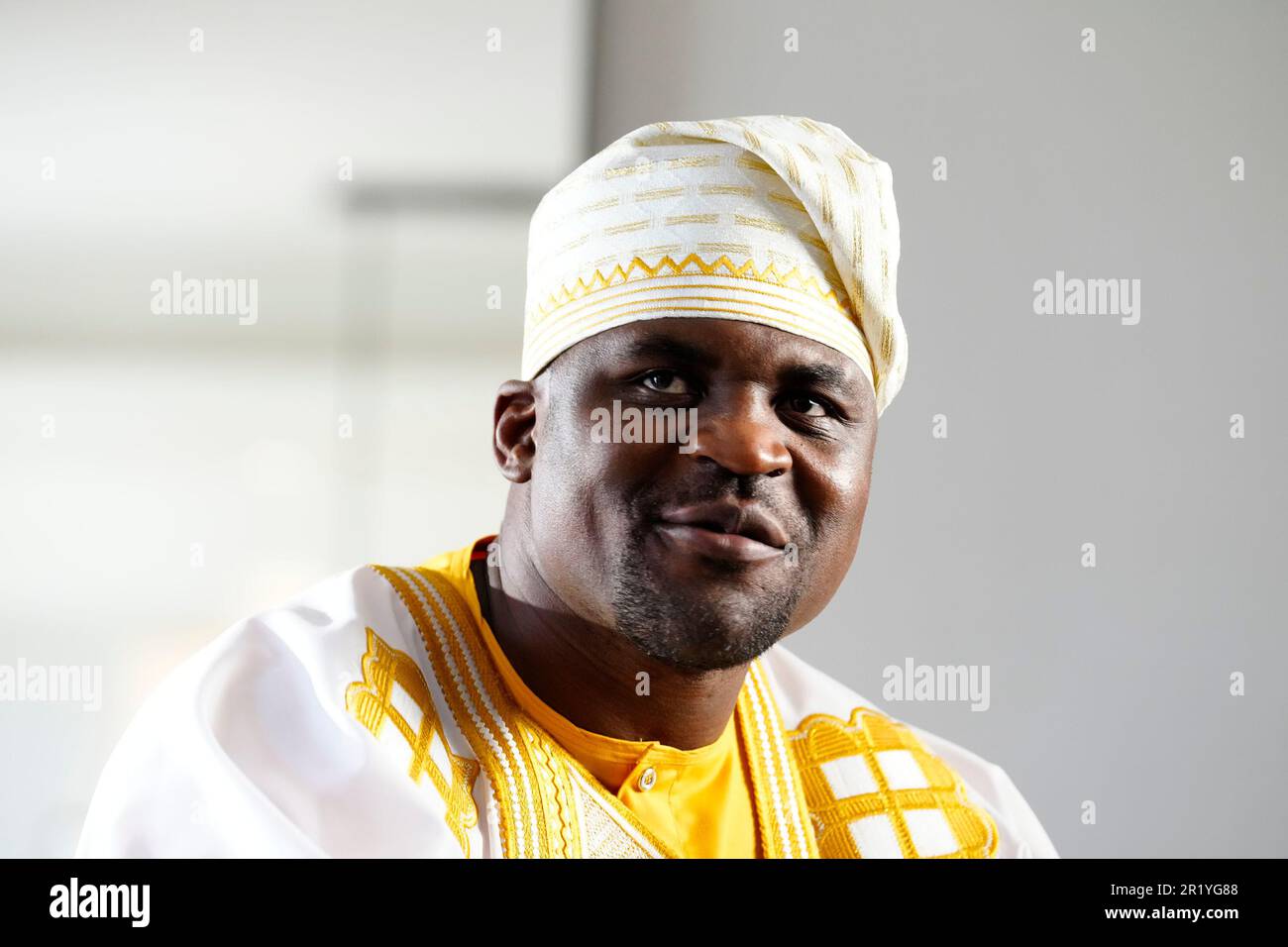 Los Angeles, California, Stati Uniti. 11th maggio, 2023. Los Angeles, CA - Maggio 16: Francis Ngannou indossa un guardaroba africano tradizionale alla Professional Fighters League - allenamento di Francis Ngannou all'Unbreakable Performance Center il 11 Maggio 2023 a Los Angeles, CA (Foto di Louis Grasse/PFL/PX Images) Credit: PX Images/Alamy Live News Foto Stock