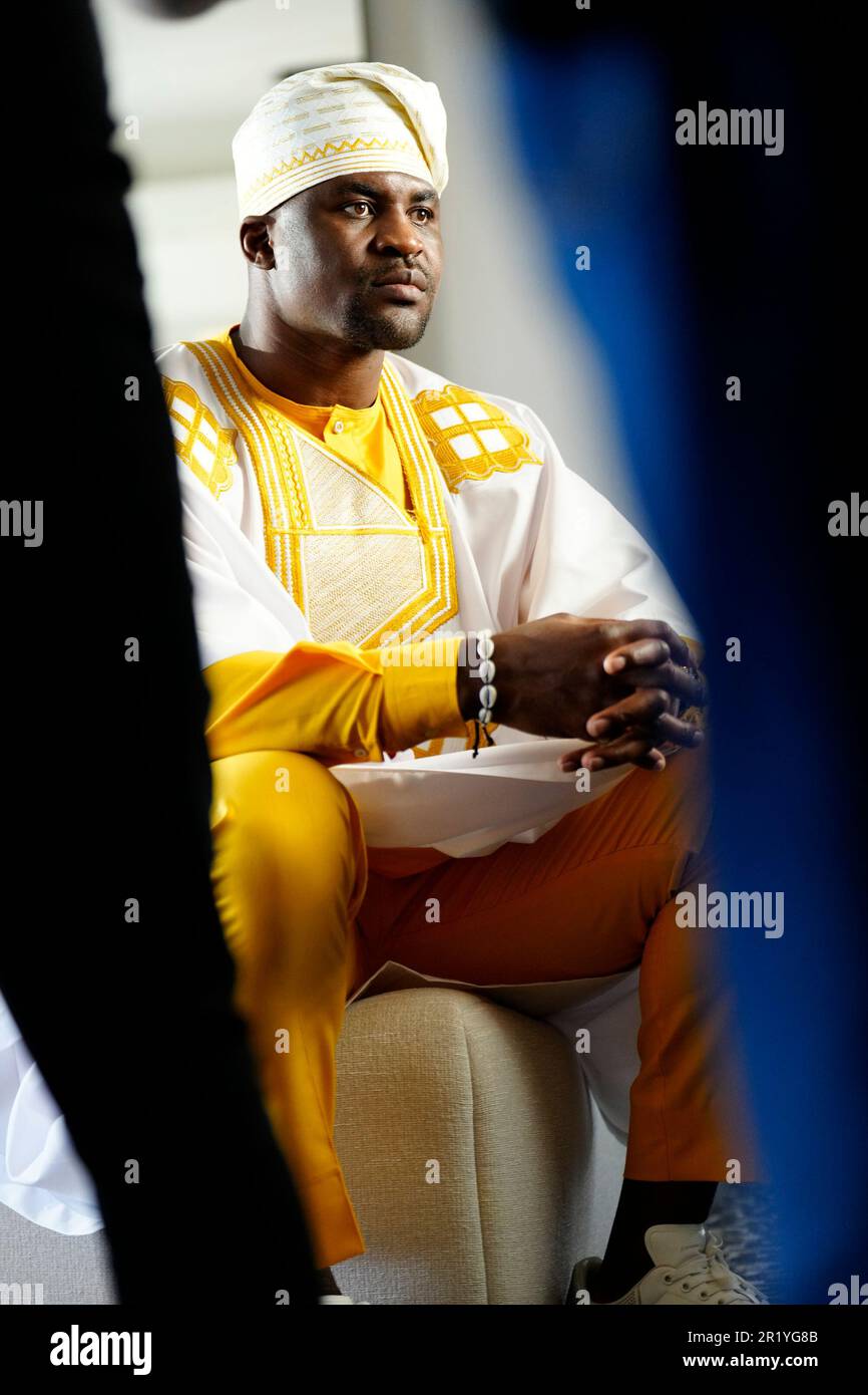 Los Angeles, California, Stati Uniti. 11th maggio, 2023. Los Angeles, CA - Maggio 16: Francis Ngannou indossa un guardaroba africano tradizionale alla Professional Fighters League - allenamento di Francis Ngannou all'Unbreakable Performance Center il 11 Maggio 2023 a Los Angeles, CA (Foto di Louis Grasse/PFL/PX Images) Credit: PX Images/Alamy Live News Foto Stock