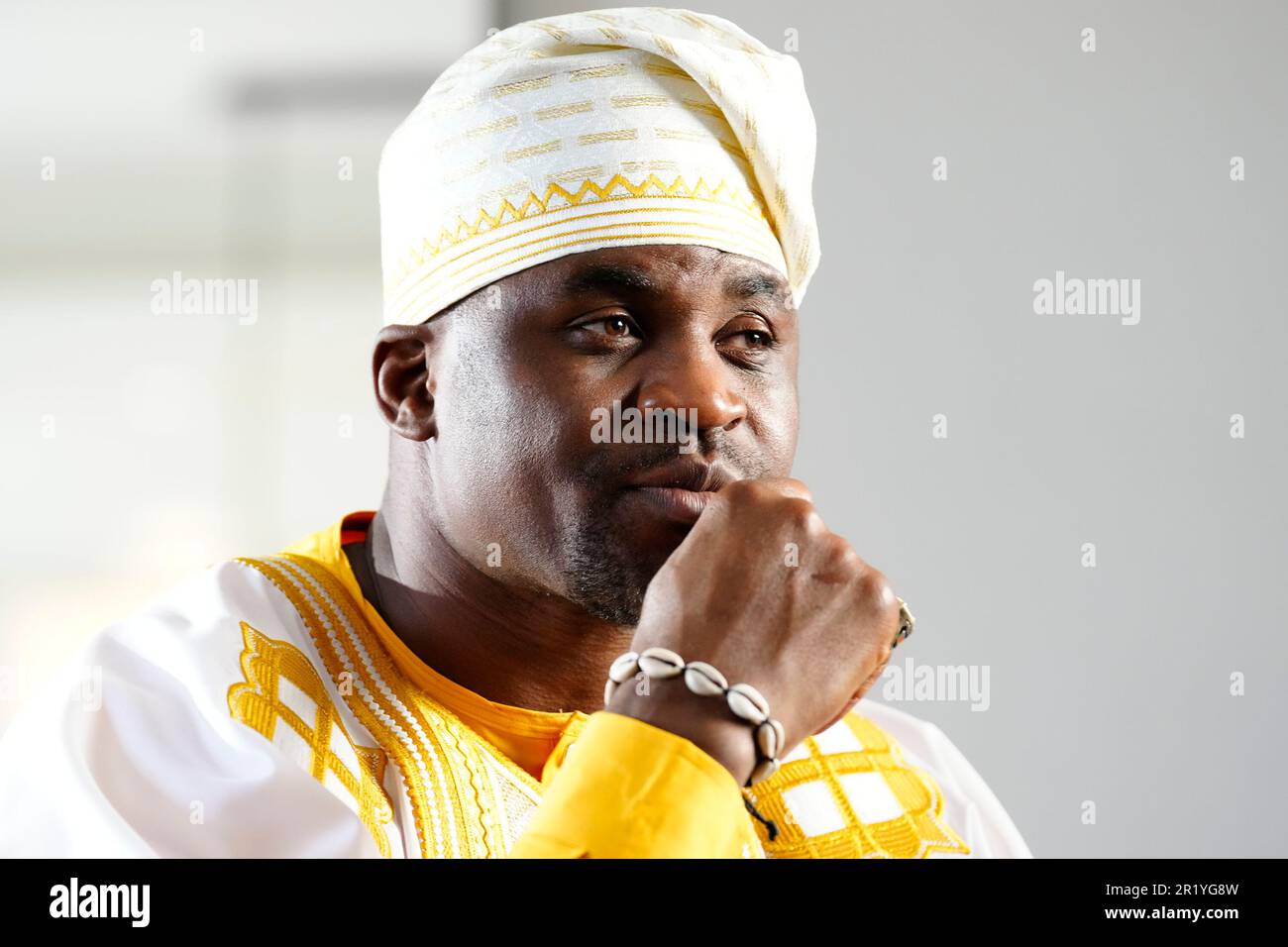 Los Angeles, California, Stati Uniti. 11th maggio, 2023. Los Angeles, CA - Maggio 16: Francis Ngannou indossa un guardaroba africano tradizionale alla Professional Fighters League - allenamento di Francis Ngannou all'Unbreakable Performance Center il 11 Maggio 2023 a Los Angeles, CA (Foto di Louis Grasse/PFL/PX Images) Credit: PX Images/Alamy Live News Foto Stock