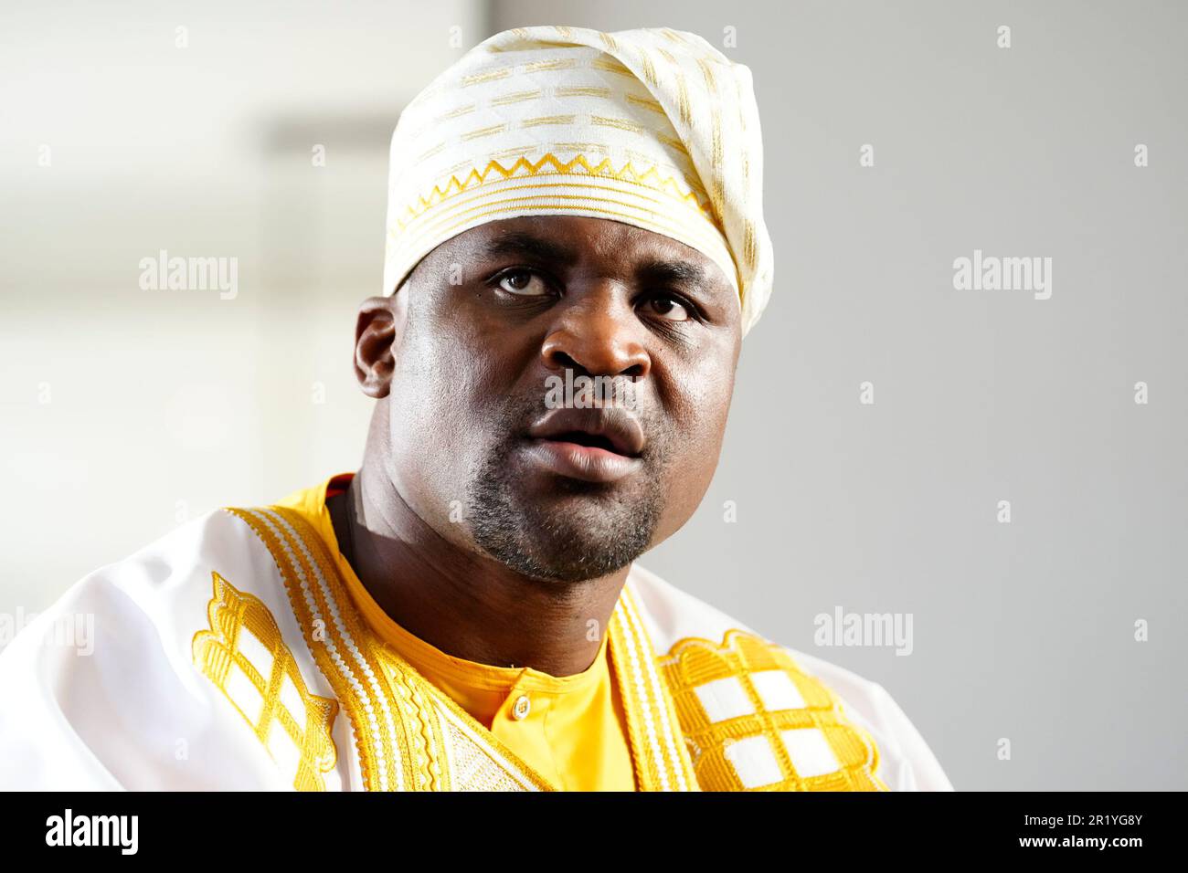 Los Angeles, California, Stati Uniti. 11th maggio, 2023. Los Angeles, CA - Maggio 16: Francis Ngannou indossa un guardaroba africano tradizionale alla Professional Fighters League - allenamento di Francis Ngannou all'Unbreakable Performance Center il 11 Maggio 2023 a Los Angeles, CA (Foto di Louis Grasse/PFL/PX Images) Credit: PX Images/Alamy Live News Foto Stock