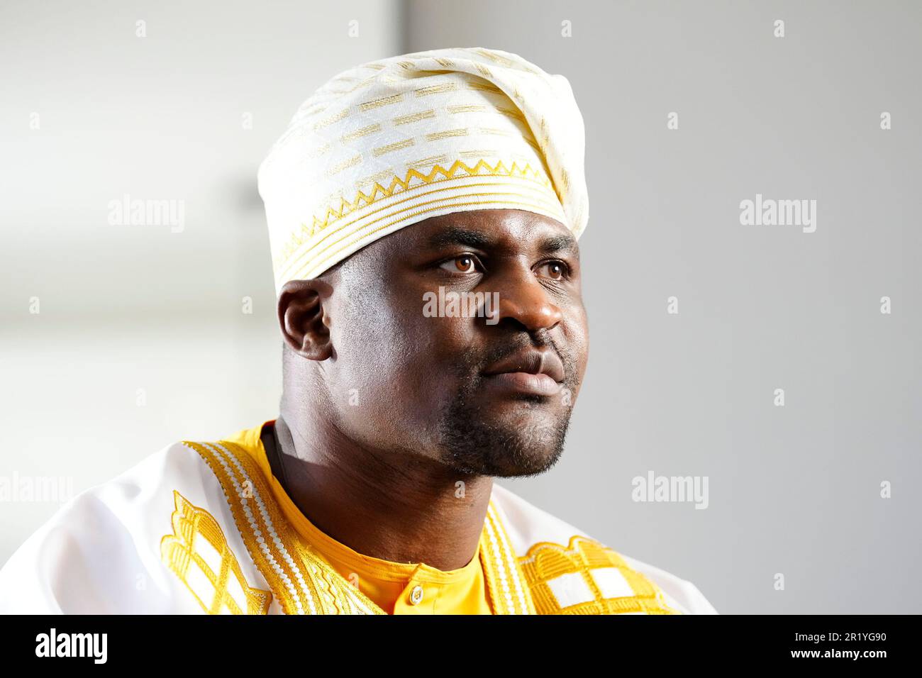 Los Angeles, California, Stati Uniti. 11th maggio, 2023. Los Angeles, CA - Maggio 16: Francis Ngannou indossa un guardaroba africano tradizionale alla Professional Fighters League - allenamento di Francis Ngannou all'Unbreakable Performance Center il 11 Maggio 2023 a Los Angeles, CA (Foto di Louis Grasse/PFL/PX Images) Credit: PX Images/Alamy Live News Foto Stock