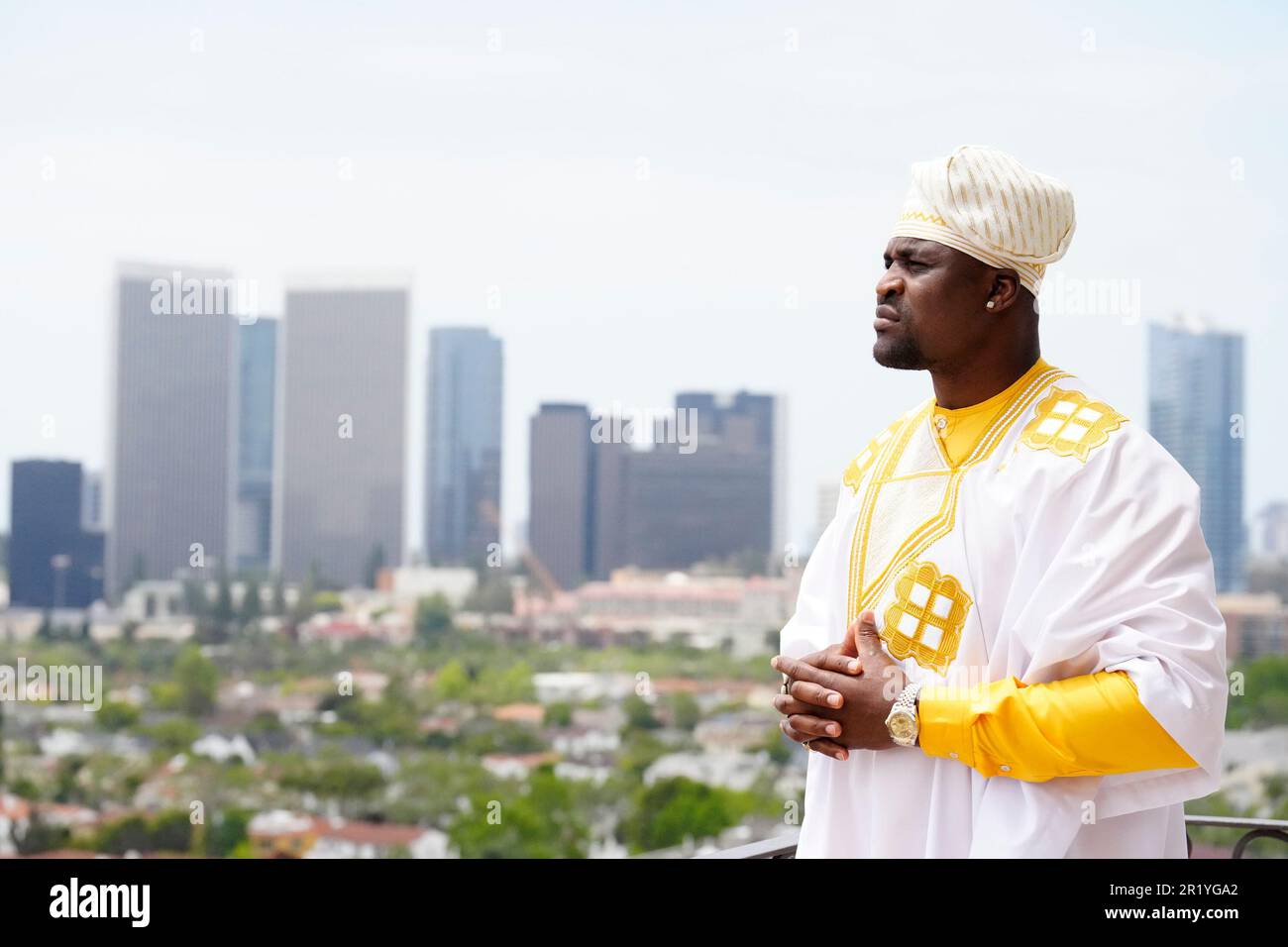 Los Angeles, California, Stati Uniti. 11th maggio, 2023. Los Angeles, CA - Maggio 16: Francis Ngannou indossa un guardaroba africano tradizionale alla Professional Fighters League - allenamento di Francis Ngannou all'Unbreakable Performance Center il 11 Maggio 2023 a Los Angeles, CA (Foto di Louis Grasse/PFL/PX Images) Credit: PX Images/Alamy Live News Foto Stock