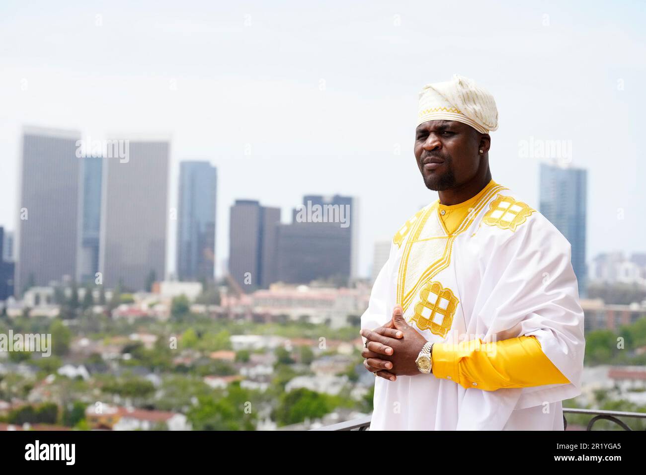 Los Angeles, California, Stati Uniti. 11th maggio, 2023. Los Angeles, CA - Maggio 16: Francis Ngannou indossa un guardaroba africano tradizionale alla Professional Fighters League - allenamento di Francis Ngannou all'Unbreakable Performance Center il 11 Maggio 2023 a Los Angeles, CA (Foto di Louis Grasse/PFL/PX Images) Credit: PX Images/Alamy Live News Foto Stock