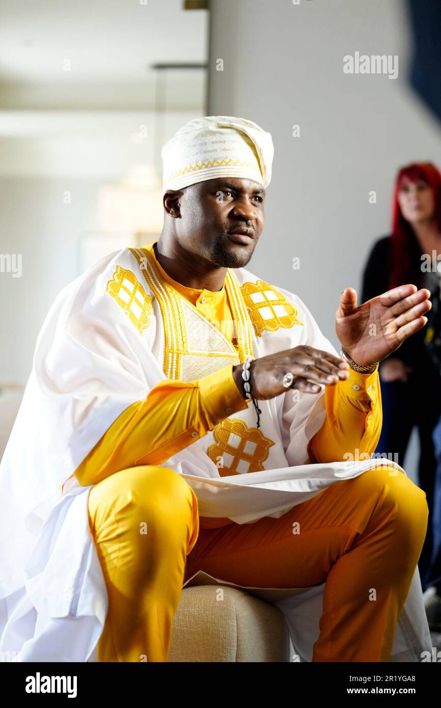 Los Angeles, California, Stati Uniti. 11th maggio, 2023. Los Angeles, CA - Maggio 16: Francis Ngannou indossa un guardaroba africano tradizionale alla Professional Fighters League - allenamento di Francis Ngannou all'Unbreakable Performance Center il 11 Maggio 2023 a Los Angeles, CA (Foto di Louis Grasse/PFL/PX Images) Credit: PX Images/Alamy Live News Foto Stock