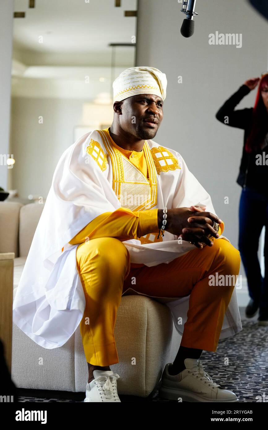 Los Angeles, California, Stati Uniti. 11th maggio, 2023. Los Angeles, CA - Maggio 16: Francis Ngannou indossa un guardaroba africano tradizionale alla Professional Fighters League - allenamento di Francis Ngannou all'Unbreakable Performance Center il 11 Maggio 2023 a Los Angeles, CA (Foto di Louis Grasse/PFL/PX Images) Credit: PX Images/Alamy Live News Foto Stock