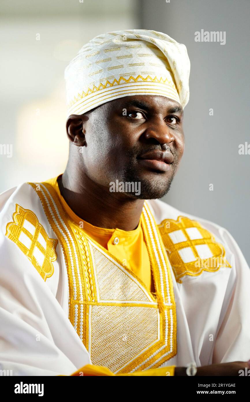 Los Angeles, California, Stati Uniti. 11th maggio, 2023. Los Angeles, CA - Maggio 16: Francis Ngannou indossa un guardaroba africano tradizionale alla Professional Fighters League - allenamento di Francis Ngannou all'Unbreakable Performance Center il 11 Maggio 2023 a Los Angeles, CA (Foto di Louis Grasse/PFL/PX Images) Credit: PX Images/Alamy Live News Foto Stock