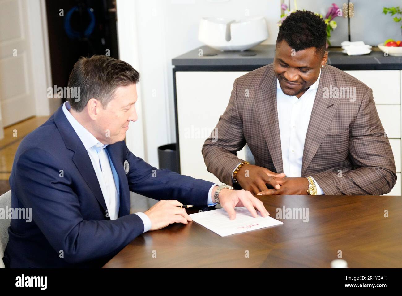 Los Angeles, California, Stati Uniti. 11th maggio, 2023. Los Angeles, CA - Maggio 16: (L-R) Peter Murray, CEO di PFL e Francis Ngannou firmano il nuovo contratto alla Professional Fighters League - Firma del contratto a Beverly Wilshire, A Four Seasons Hotel il 11 Maggio 2023 a Los Angeles, CA (Foto di Louis Grasse/PFL/PX Images) Credit: PX Images/Alamy Live News Foto Stock