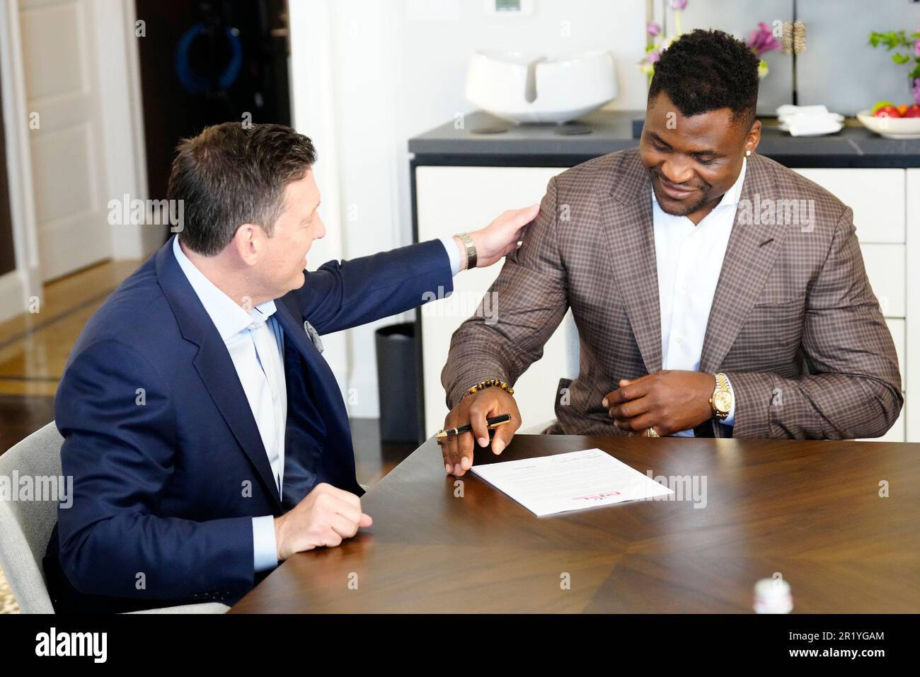 Los Angeles, California, Stati Uniti. 11th maggio, 2023. Los Angeles, CA - Maggio 16: (L-R) Peter Murray, CEO di PFL e Francis Ngannou firmano il nuovo contratto alla Professional Fighters League - Firma del contratto a Beverly Wilshire, A Four Seasons Hotel il 11 Maggio 2023 a Los Angeles, CA (Foto di Louis Grasse/PFL/PX Images) Credit: PX Images/Alamy Live News Foto Stock