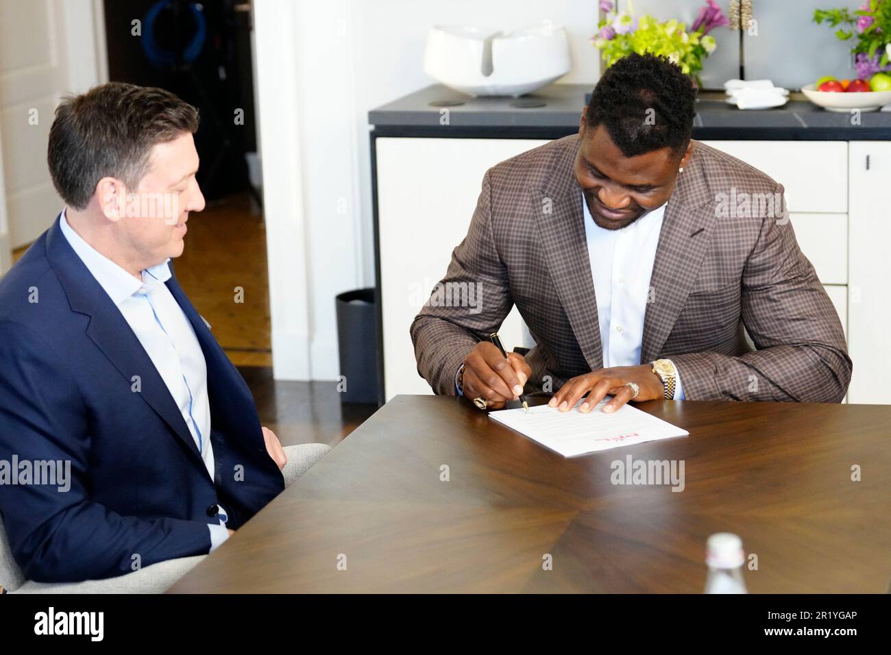 Los Angeles, California, Stati Uniti. 11th maggio, 2023. Los Angeles, CA - Maggio 16: (L-R) Peter Murray, CEO di PFL e Francis Ngannou firmano il nuovo contratto alla Professional Fighters League - Firma del contratto a Beverly Wilshire, A Four Seasons Hotel il 11 Maggio 2023 a Los Angeles, CA (Foto di Louis Grasse/PFL/PX Images) Credit: PX Images/Alamy Live News Foto Stock