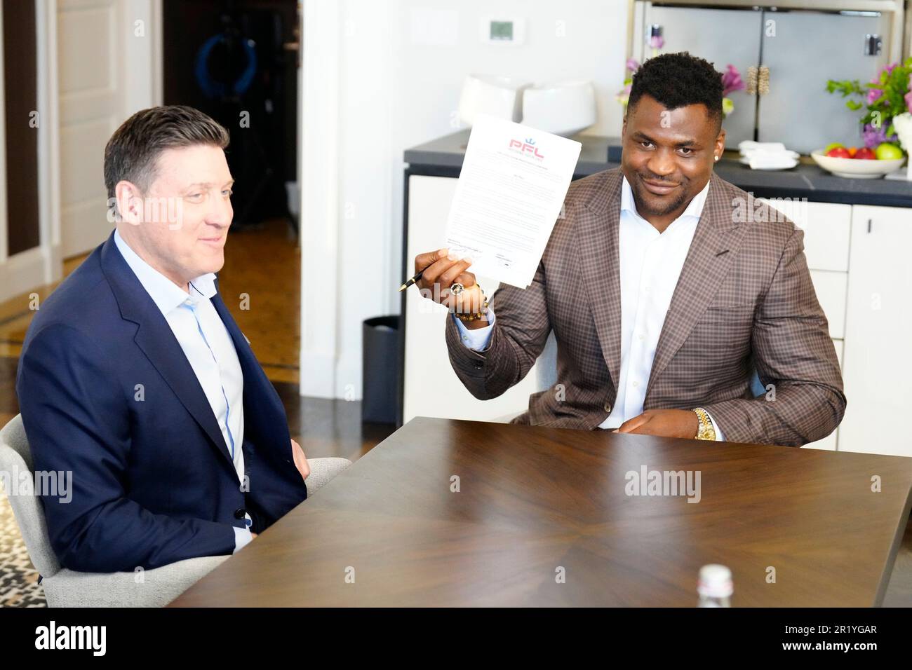 Los Angeles, California, Stati Uniti. 11th maggio, 2023. Los Angeles, CA - Maggio 16: (L-R) Peter Murray, CEO di PFL e Francis Ngannou firmano il nuovo contratto alla Professional Fighters League - Firma del contratto a Beverly Wilshire, A Four Seasons Hotel il 11 Maggio 2023 a Los Angeles, CA (Foto di Louis Grasse/PFL/PX Images) Credit: PX Images/Alamy Live News Foto Stock
