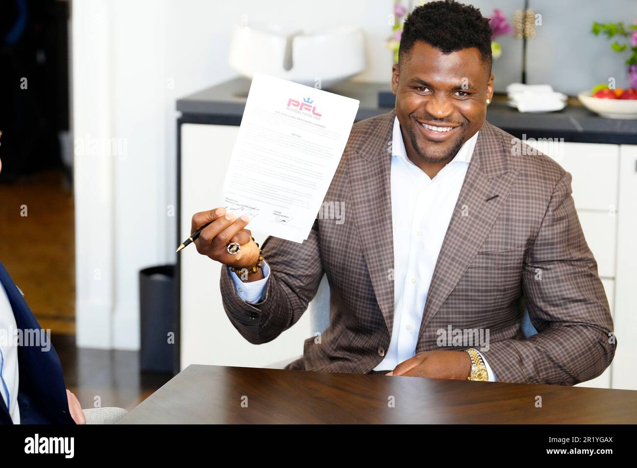 Los Angeles, California, Stati Uniti. 11th maggio, 2023. Los Angeles, CA - Maggio 16: (L-R) Peter Murray, CEO di PFL e Francis Ngannou firmano il nuovo contratto alla Professional Fighters League - Firma del contratto a Beverly Wilshire, A Four Seasons Hotel il 11 Maggio 2023 a Los Angeles, CA (Foto di Louis Grasse/PFL/PX Images) Credit: PX Images/Alamy Live News Foto Stock