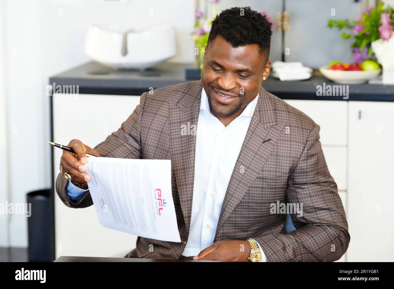 Los Angeles, California, Stati Uniti. 11th maggio, 2023. Los Angeles, CA - Maggio 16: (L-R) Peter Murray, CEO di PFL e Francis Ngannou firmano il nuovo contratto alla Professional Fighters League - Firma del contratto a Beverly Wilshire, A Four Seasons Hotel il 11 Maggio 2023 a Los Angeles, CA (Foto di Louis Grasse/PFL/PX Images) Credit: PX Images/Alamy Live News Foto Stock