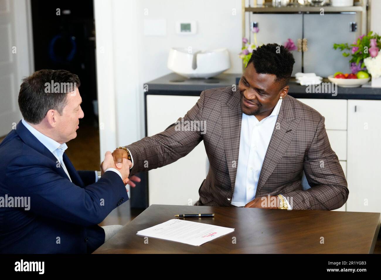 Los Angeles, California, Stati Uniti. 11th maggio, 2023. Los Angeles, CA - Maggio 16: (L-R) Peter Murray, CEO di PFL e Francis Ngannou firmano il nuovo contratto alla Professional Fighters League - Firma del contratto a Beverly Wilshire, A Four Seasons Hotel il 11 Maggio 2023 a Los Angeles, CA (Foto di Louis Grasse/PFL/PX Images) Credit: PX Images/Alamy Live News Foto Stock