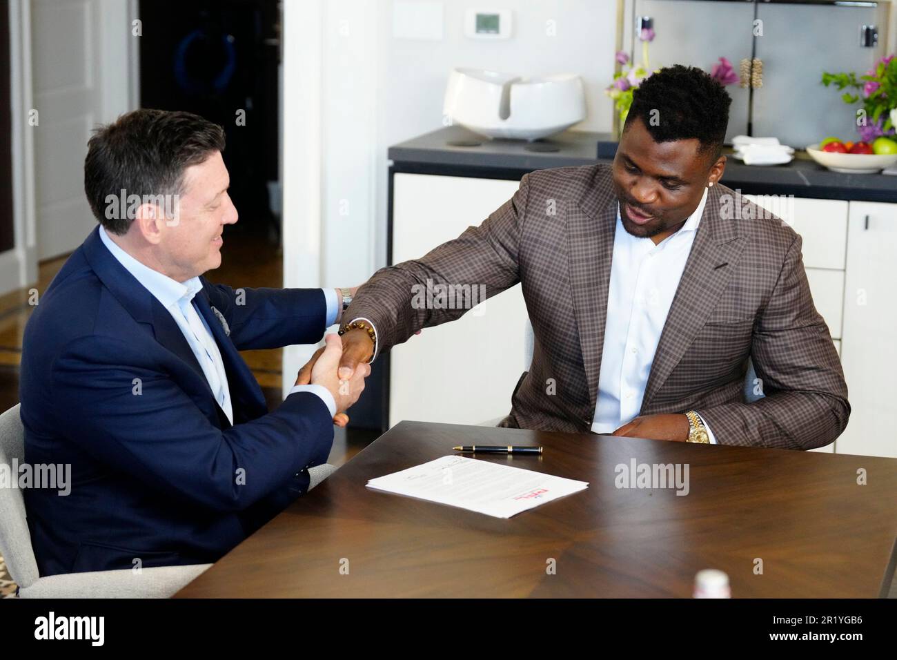 Los Angeles, California, Stati Uniti. 11th maggio, 2023. Los Angeles, CA - Maggio 16: (L-R) Peter Murray, CEO di PFL e Francis Ngannou firmano il nuovo contratto alla Professional Fighters League - Firma del contratto a Beverly Wilshire, A Four Seasons Hotel il 11 Maggio 2023 a Los Angeles, CA (Foto di Louis Grasse/PFL/PX Images) Credit: PX Images/Alamy Live News Foto Stock