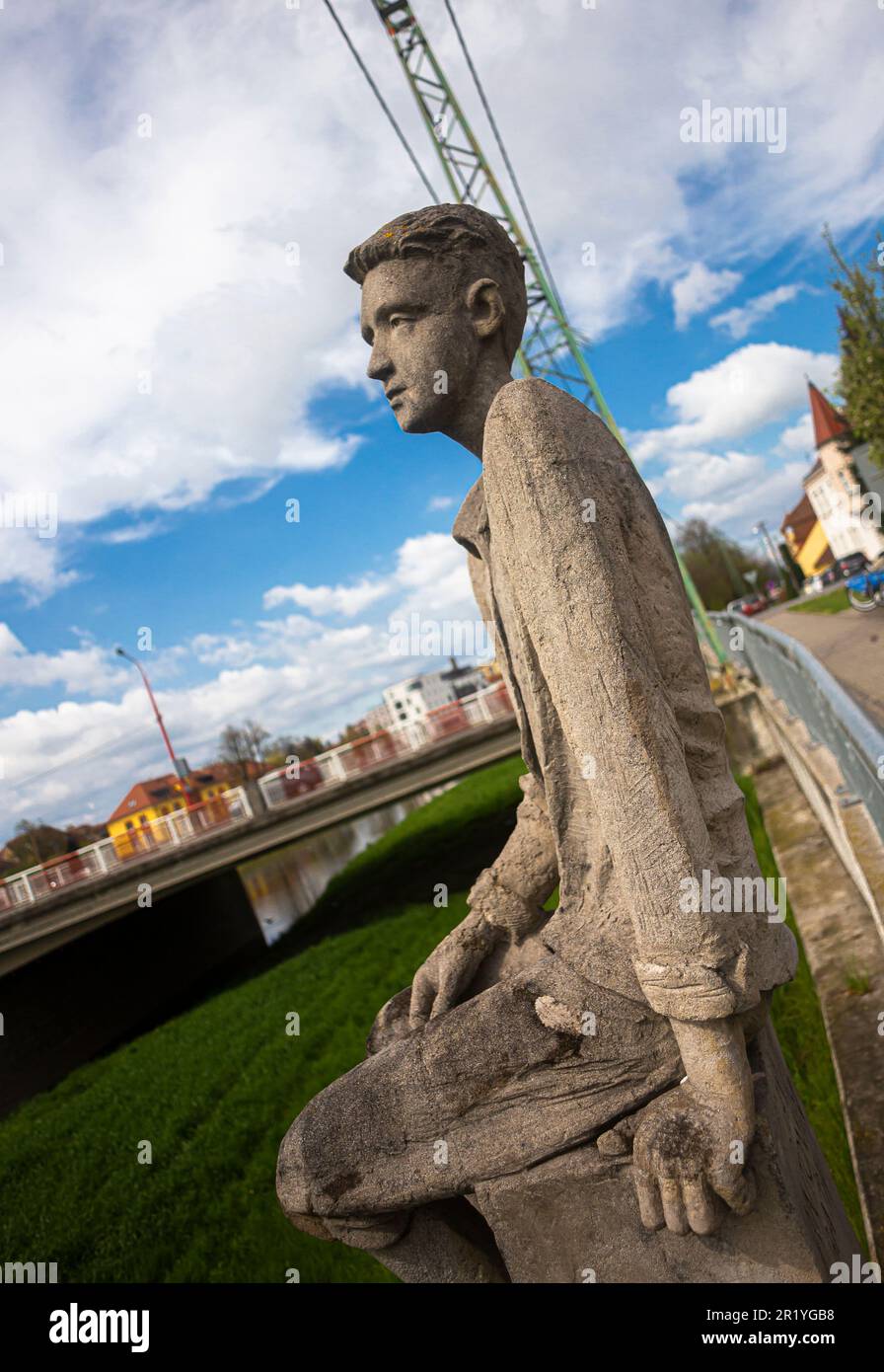 Statua del giovane Jan Antonin Bata, co-fondatore del marchio di scarpe Bata, in questa casa natale a Uherske Hradiste Foto Stock