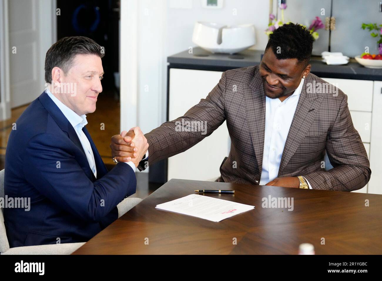 Los Angeles, California, Stati Uniti. 11th maggio, 2023. Los Angeles, CA - Maggio 16: (L-R) Peter Murray, CEO di PFL e Francis Ngannou firmano il nuovo contratto alla Professional Fighters League - Firma del contratto a Beverly Wilshire, A Four Seasons Hotel il 11 Maggio 2023 a Los Angeles, CA (Foto di Louis Grasse/PFL/PX Images) Credit: PX Images/Alamy Live News Foto Stock