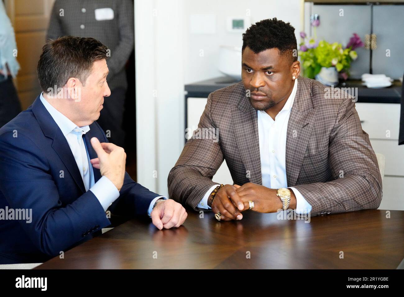 Los Angeles, California, Stati Uniti. 11th maggio, 2023. Los Angeles, CA - Maggio 16: (L-R) Peter Murray, CEO di PFL e Francis Ngannou firmano il nuovo contratto alla Professional Fighters League - Firma del contratto a Beverly Wilshire, A Four Seasons Hotel il 11 Maggio 2023 a Los Angeles, CA (Foto di Louis Grasse/PFL/PX Images) Credit: PX Images/Alamy Live News Foto Stock