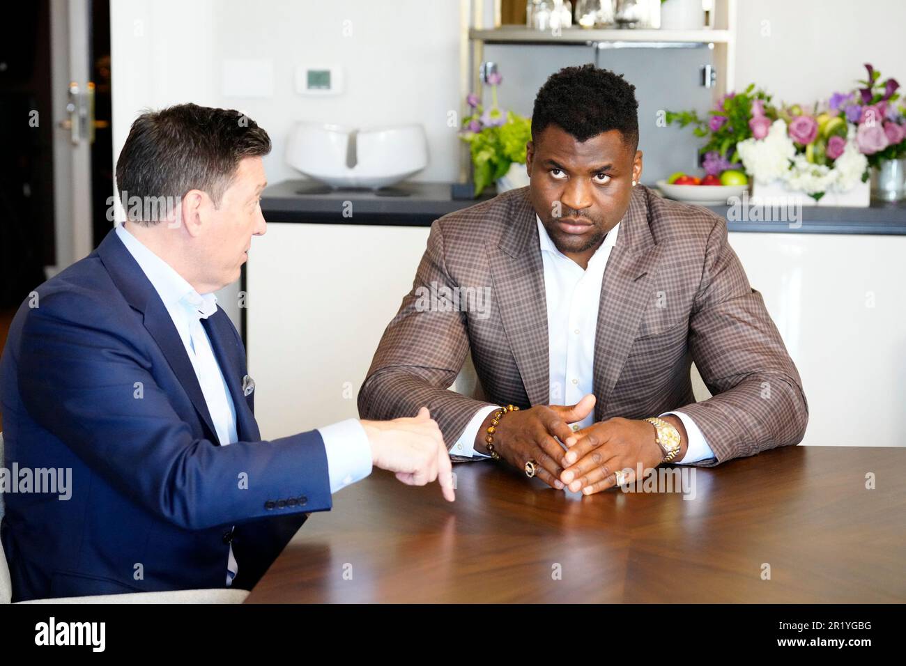 Los Angeles, California, Stati Uniti. 11th maggio, 2023. Los Angeles, CA - Maggio 16: (L-R) Peter Murray, CEO di PFL e Francis Ngannou firmano il nuovo contratto alla Professional Fighters League - Firma del contratto a Beverly Wilshire, A Four Seasons Hotel il 11 Maggio 2023 a Los Angeles, CA (Foto di Louis Grasse/PFL/PX Images) Credit: PX Images/Alamy Live News Foto Stock