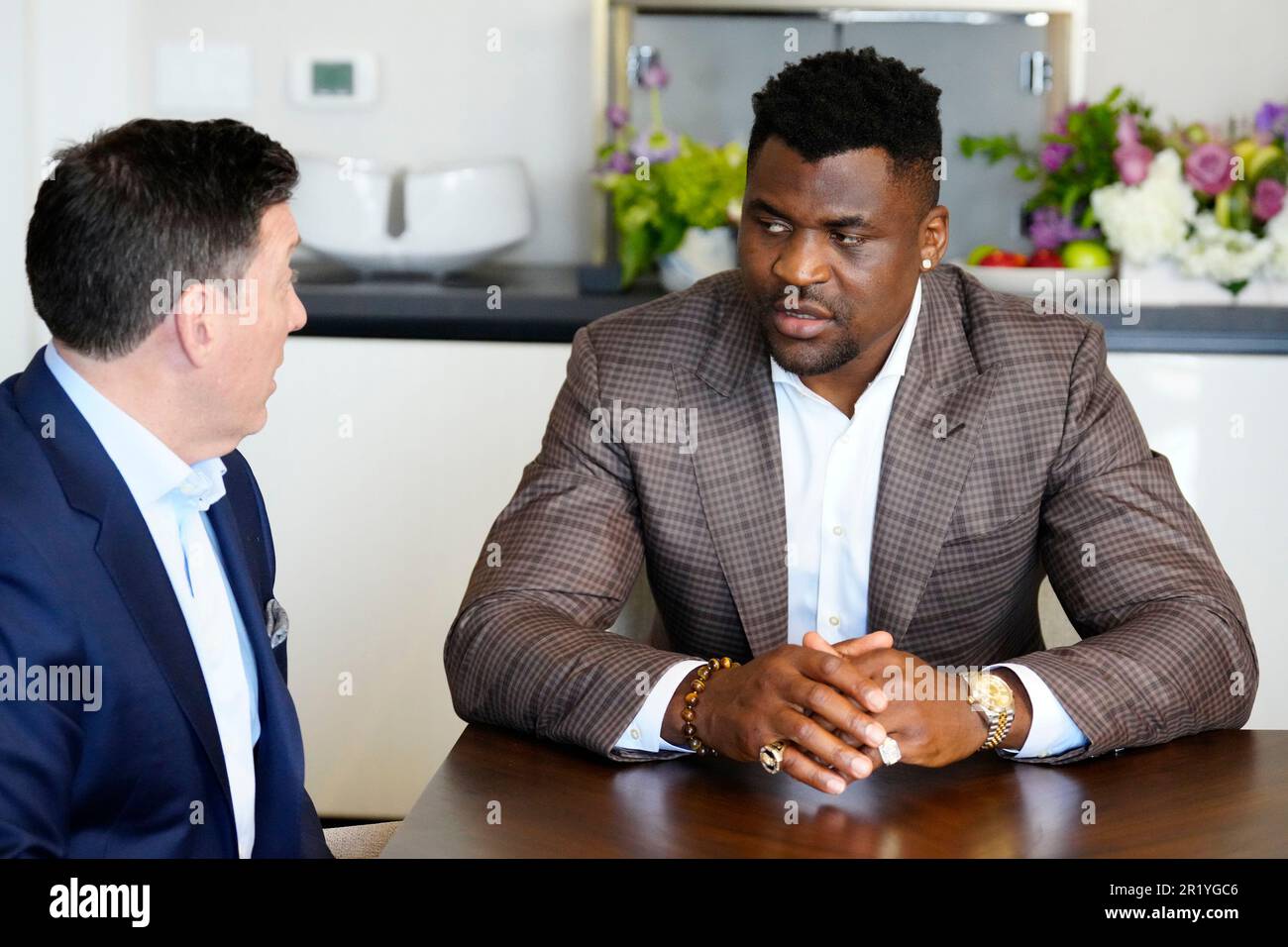 Los Angeles, California, Stati Uniti. 11th maggio, 2023. Los Angeles, CA - Maggio 16: (L-R) Peter Murray, CEO di PFL e Francis Ngannou firmano il nuovo contratto alla Professional Fighters League - Firma del contratto a Beverly Wilshire, A Four Seasons Hotel il 11 Maggio 2023 a Los Angeles, CA (Foto di Louis Grasse/PFL/PX Images) Credit: PX Images/Alamy Live News Foto Stock