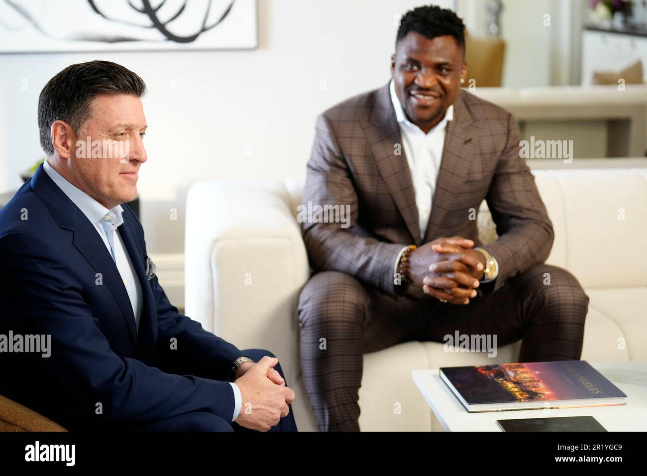Los Angeles, California, Stati Uniti. 16th maggio, 2023. Los Angeles, CA - Maggio 16: (L-R) Peter Murray, CEO di PFL e Francis Ngannou firmano il nuovo contratto alla Professional Fighters League - Firma del contratto a Beverly Wilshire, A Four Seasons Hotel il 16 Maggio 2023 a Los Angeles, CA (Foto di Louis Grasse/PFL/PX Images) Credit: PX Images/Alamy Live News Foto Stock