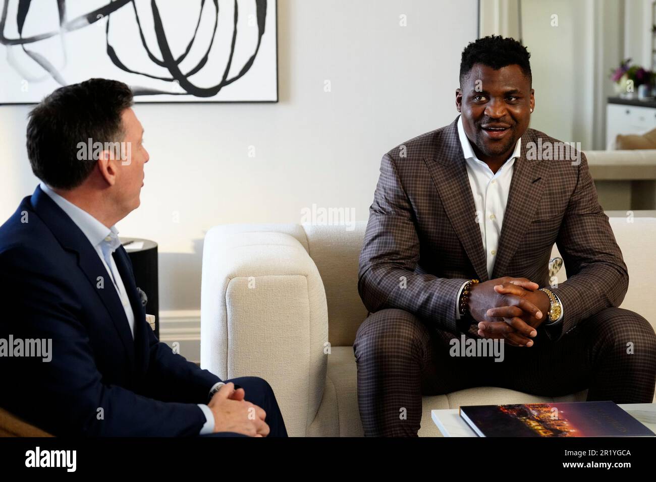 Los Angeles, California, Stati Uniti. 16th maggio, 2023. Los Angeles, CA - Maggio 16: (L-R) Peter Murray, CEO di PFL e Francis Ngannou firmano il nuovo contratto alla Professional Fighters League - Firma del contratto a Beverly Wilshire, A Four Seasons Hotel il 16 Maggio 2023 a Los Angeles, CA (Foto di Louis Grasse/PFL/PX Images) Credit: PX Images/Alamy Live News Foto Stock