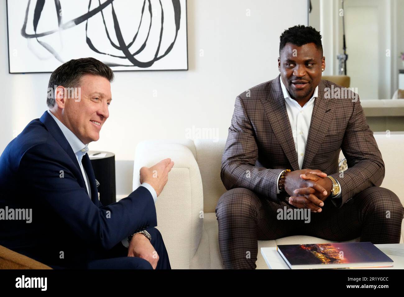 Los Angeles, California, Stati Uniti. 11th maggio, 2023. Los Angeles, CA - Maggio 16: (L-R) Peter Murray, CEO di PFL e Francis Ngannou firmano il nuovo contratto alla Professional Fighters League - Firma del contratto a Beverly Wilshire, A Four Seasons Hotel il 11 Maggio 2023 a Los Angeles, CA (Foto di Louis Grasse/PFL/PX Images) Credit: PX Images/Alamy Live News Foto Stock