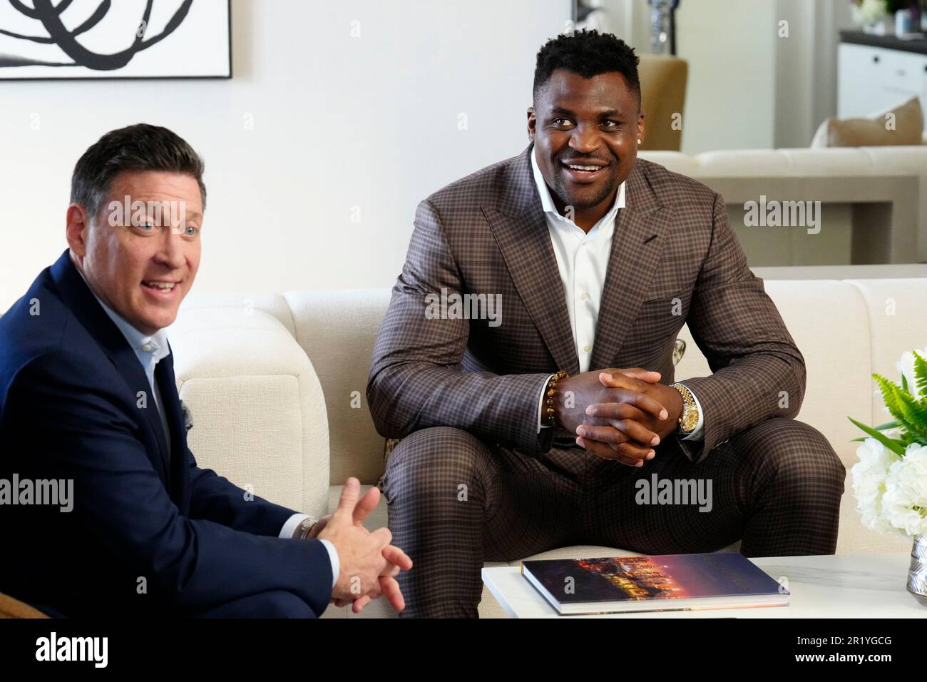 Los Angeles, California, Stati Uniti. 11th maggio, 2023. Los Angeles, CA - Maggio 16: (L-R) Peter Murray, CEO di PFL e Francis Ngannou firmano il nuovo contratto alla Professional Fighters League - Firma del contratto a Beverly Wilshire, A Four Seasons Hotel il 11 Maggio 2023 a Los Angeles, CA (Foto di Louis Grasse/PFL/PX Images) Credit: PX Images/Alamy Live News Foto Stock