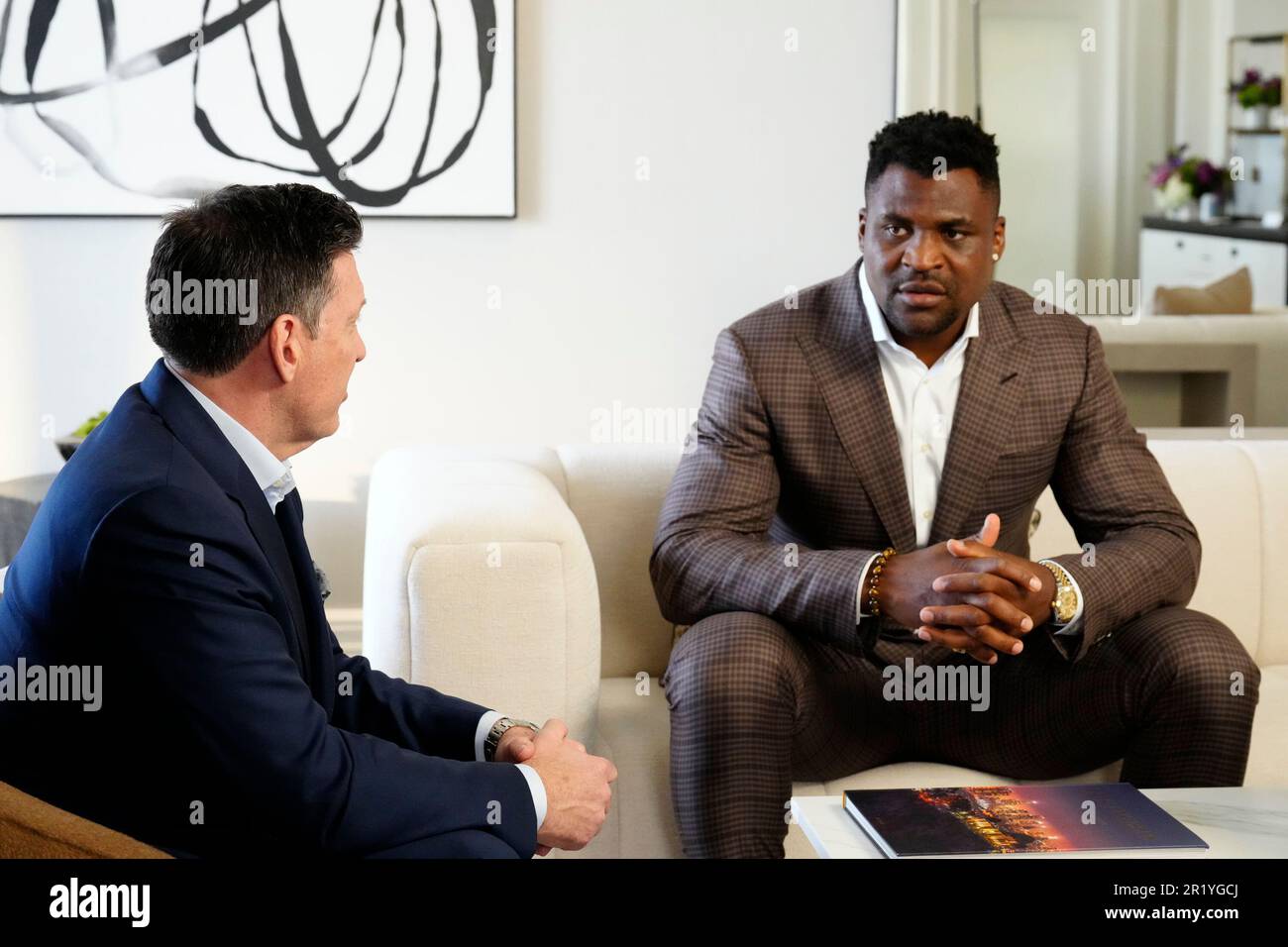 Los Angeles, California, Stati Uniti. 11th maggio, 2023. Los Angeles, CA - Maggio 16: (L-R) Peter Murray, CEO di PFL e Francis Ngannou firmano il nuovo contratto alla Professional Fighters League - Firma del contratto a Beverly Wilshire, A Four Seasons Hotel il 11 Maggio 2023 a Los Angeles, CA (Foto di Louis Grasse/PFL/PX Images) Credit: PX Images/Alamy Live News Foto Stock