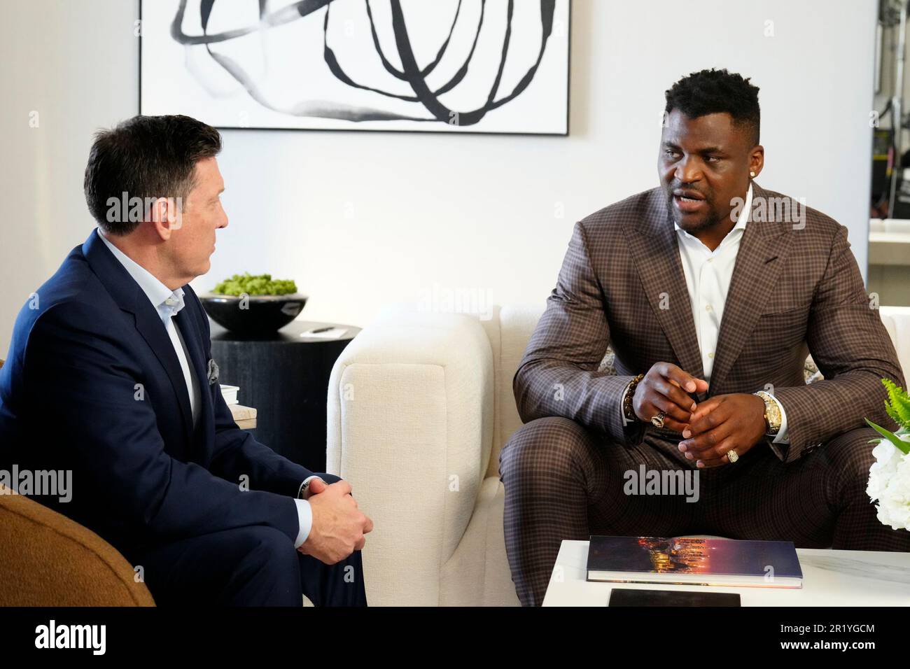 Los Angeles, California, Stati Uniti. 11th maggio, 2023. Los Angeles, CA - Maggio 16: (L-R) Peter Murray, CEO di PFL e Francis Ngannou firmano il nuovo contratto alla Professional Fighters League - Firma del contratto a Beverly Wilshire, A Four Seasons Hotel il 11 Maggio 2023 a Los Angeles, CA (Foto di Louis Grasse/PFL/PX Images) Credit: PX Images/Alamy Live News Foto Stock
