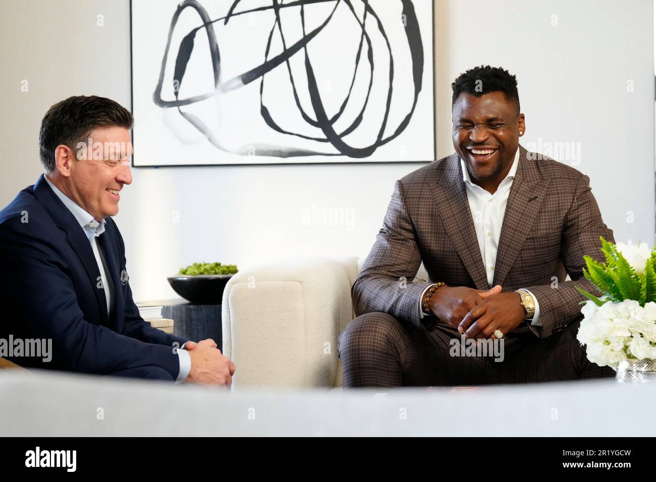Los Angeles, California, Stati Uniti. 11th maggio, 2023. Los Angeles, CA - Maggio 16: (L-R) Peter Murray, CEO di PFL e Francis Ngannou firmano il nuovo contratto alla Professional Fighters League - Firma del contratto a Beverly Wilshire, A Four Seasons Hotel il 11 Maggio 2023 a Los Angeles, CA (Foto di Louis Grasse/PFL/PX Images) Credit: PX Images/Alamy Live News Foto Stock