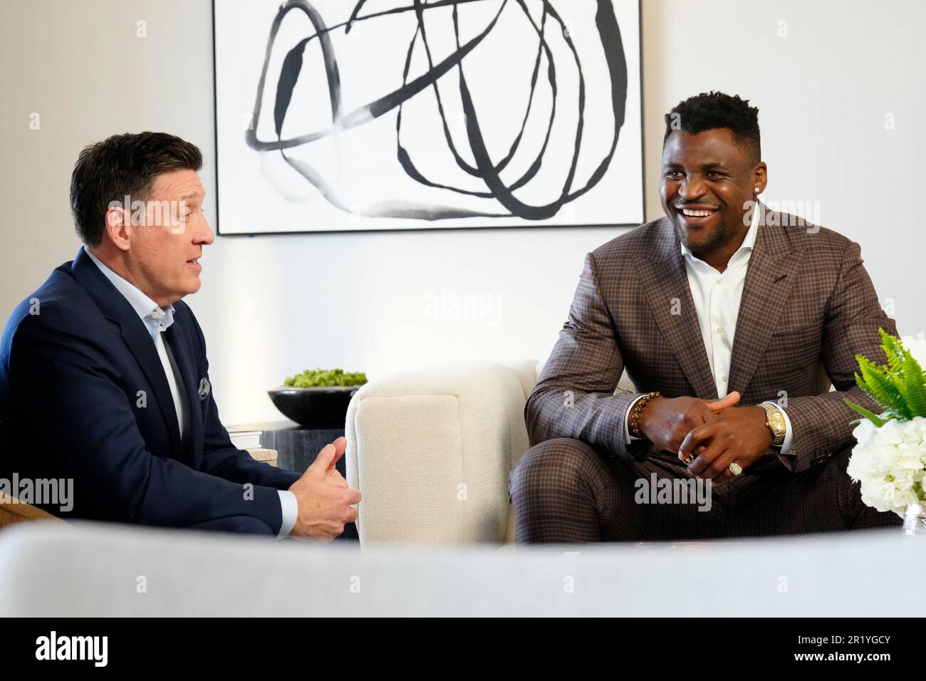 Los Angeles, California, Stati Uniti. 11th maggio, 2023. Los Angeles, CA - Maggio 16: (L-R) Peter Murray, CEO di PFL e Francis Ngannou firmano il nuovo contratto alla Professional Fighters League - Firma del contratto a Beverly Wilshire, A Four Seasons Hotel il 11 Maggio 2023 a Los Angeles, CA (Foto di Louis Grasse/PFL/PX Images) Credit: PX Images/Alamy Live News Foto Stock
