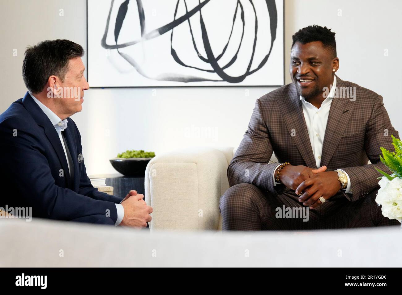 Los Angeles, California, Stati Uniti. 11th maggio, 2023. Los Angeles, CA - Maggio 16: (L-R) Peter Murray, CEO di PFL e Francis Ngannou firmano il nuovo contratto alla Professional Fighters League - Firma del contratto a Beverly Wilshire, A Four Seasons Hotel il 11 Maggio 2023 a Los Angeles, CA (Foto di Louis Grasse/PFL/PX Images) Credit: PX Images/Alamy Live News Foto Stock