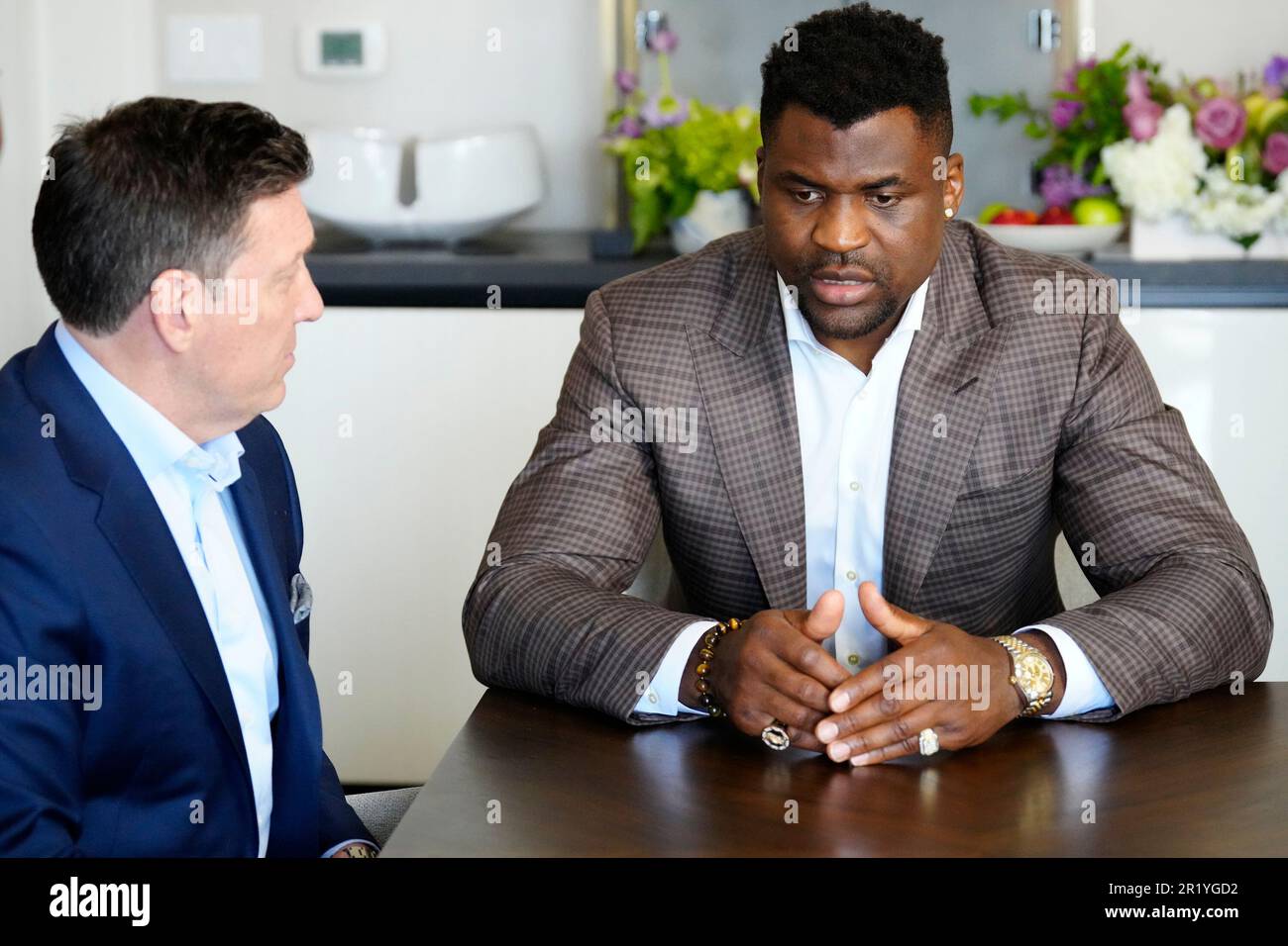 Los Angeles, California, Stati Uniti. 11th maggio, 2023. Los Angeles, CA - Maggio 16: (L-R) Peter Murray, CEO di PFL e Francis Ngannou firmano il nuovo contratto alla Professional Fighters League - Firma del contratto a Beverly Wilshire, A Four Seasons Hotel il 11 Maggio 2023 a Los Angeles, CA (Foto di Louis Grasse/PFL/PX Images) Credit: PX Images/Alamy Live News Foto Stock