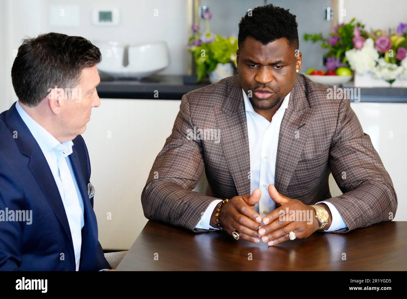 Los Angeles, California, Stati Uniti. 11th maggio, 2023. Los Angeles, CA - Maggio 16: (L-R) Peter Murray, CEO di PFL e Francis Ngannou firmano il nuovo contratto alla Professional Fighters League - Firma del contratto a Beverly Wilshire, A Four Seasons Hotel il 11 Maggio 2023 a Los Angeles, CA (Foto di Louis Grasse/PFL/PX Images) Credit: PX Images/Alamy Live News Foto Stock