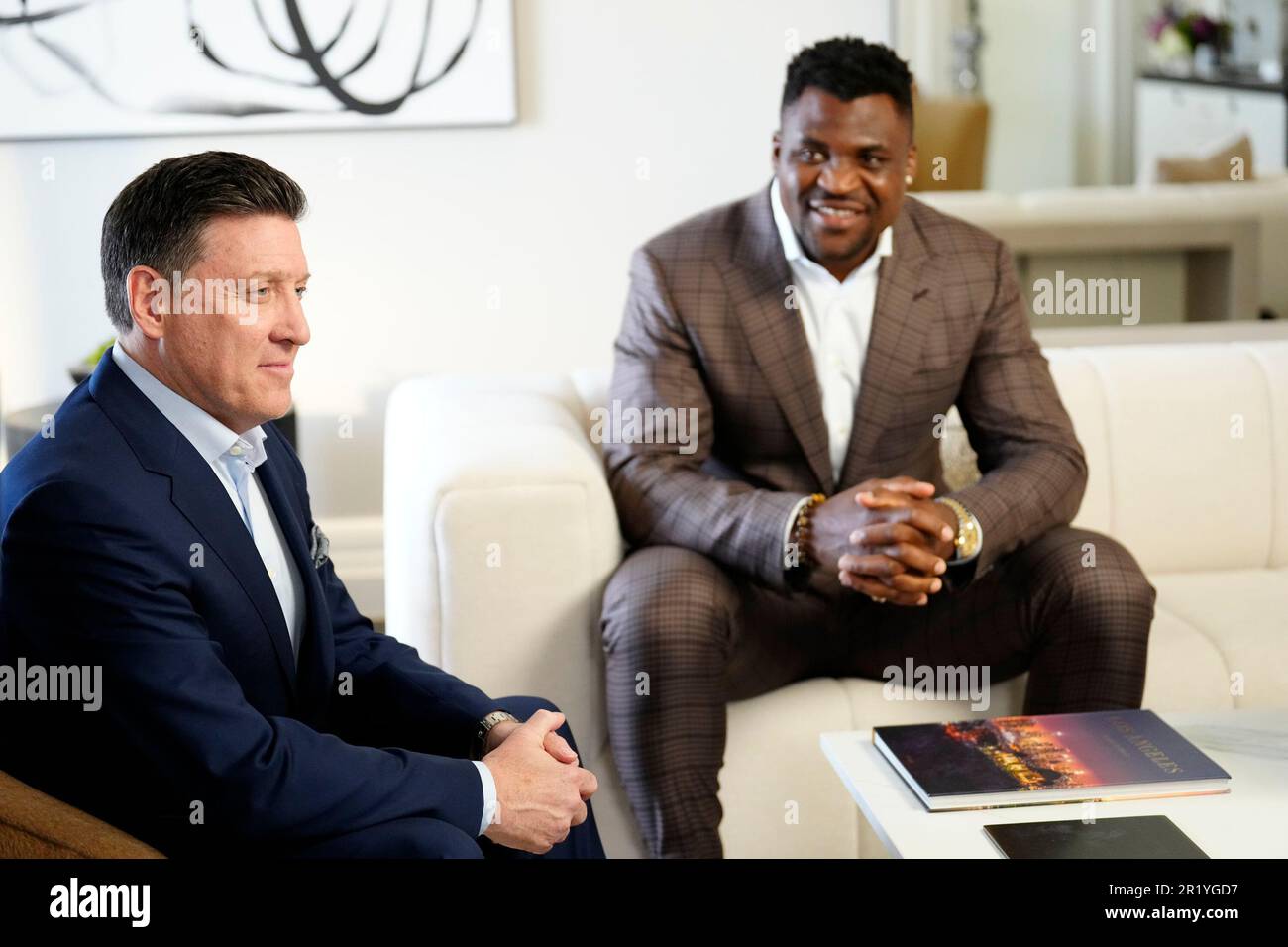 Los Angeles, California, Stati Uniti. 11th maggio, 2023. Los Angeles, CA - Maggio 16: (L-R) Peter Murray, CEO di PFL e Francis Ngannou firmano il nuovo contratto alla Professional Fighters League - Firma del contratto a Beverly Wilshire, A Four Seasons Hotel il 11 Maggio 2023 a Los Angeles, CA (Foto di Louis Grasse/PFL/PX Images) Credit: PX Images/Alamy Live News Foto Stock