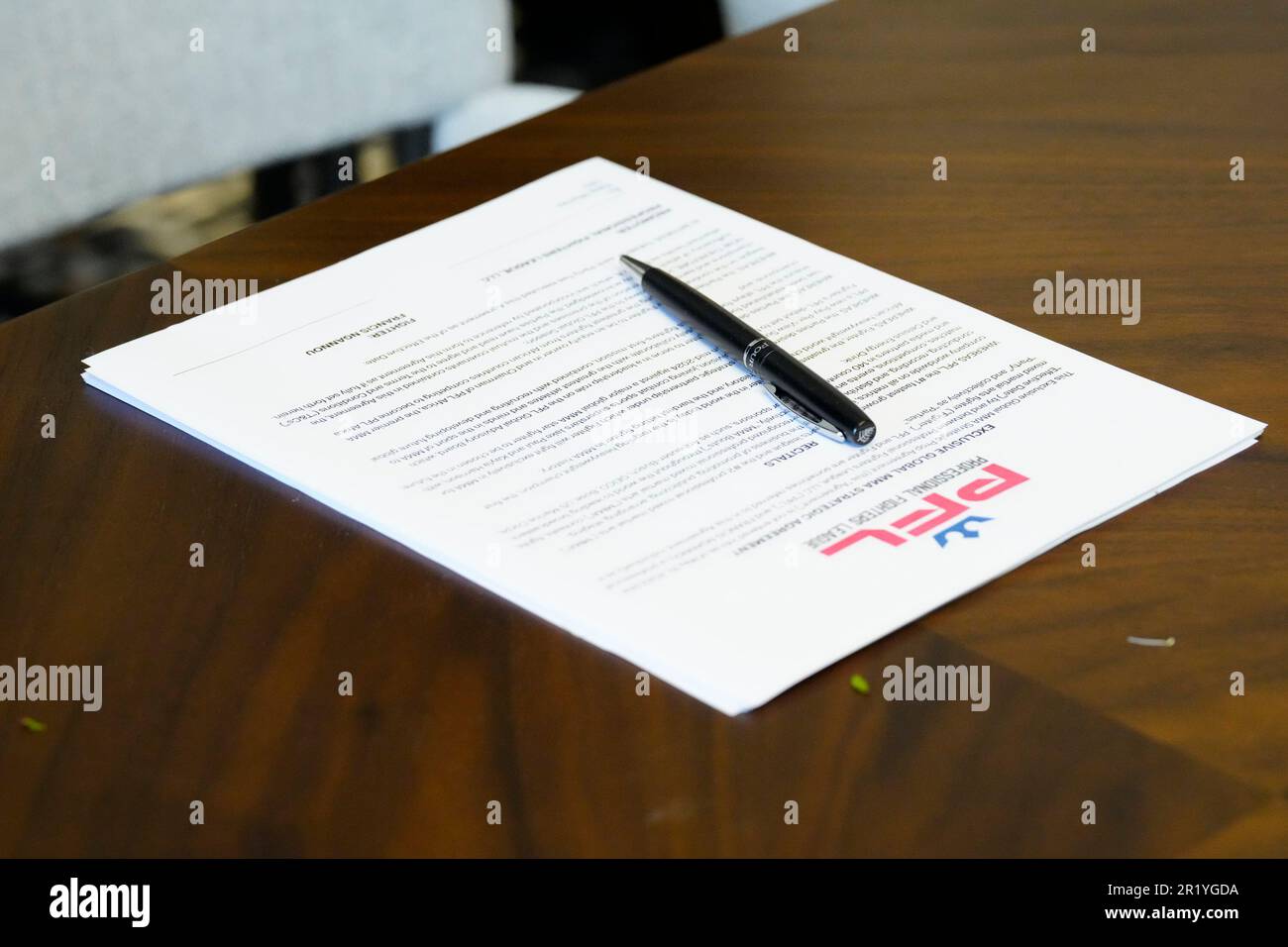 Los Angeles, California, Stati Uniti. 11th maggio, 2023. Los Angeles, CA - Maggio 16: (L-R) Peter Murray, CEO di PFL e Francis Ngannou firmano il nuovo contratto alla Professional Fighters League - Firma del contratto a Beverly Wilshire, A Four Seasons Hotel il 11 Maggio 2023 a Los Angeles, CA (Foto di Louis Grasse/PFL/PX Images) Credit: PX Images/Alamy Live News Foto Stock