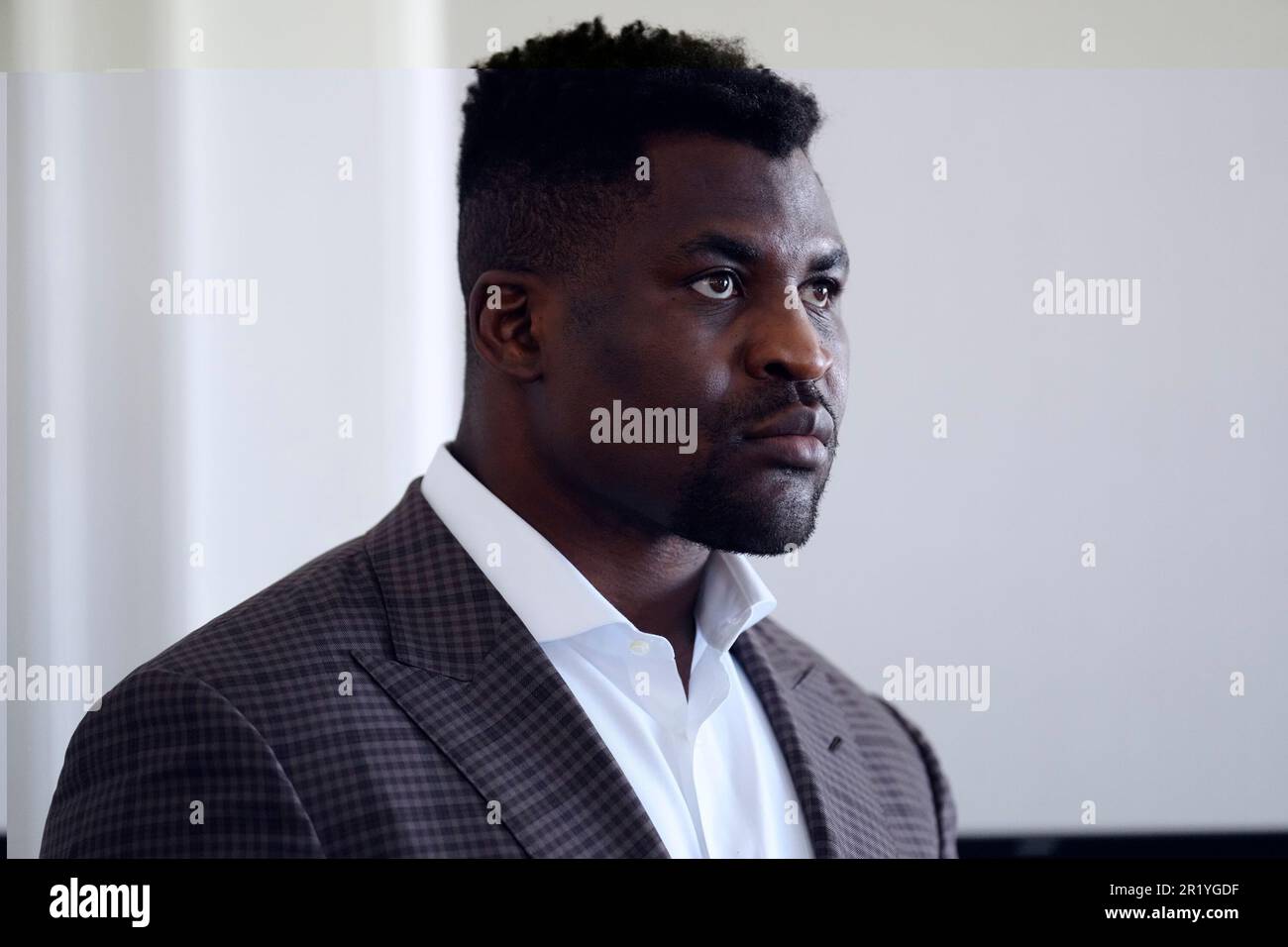 Los Angeles, California, Stati Uniti. 11th maggio, 2023. Los Angeles, CA - Maggio 16: Francis Ngannou firma il nuovo contratto alla Professional Fighters League - Firma del contratto a Beverly Wilshire, A Four Seasons Hotel il 11 Maggio 2023 a Los Angeles, CA (Foto di Louis Grasse/PFL/PX Images) Credit: PX Images/Alamy Live News Foto Stock