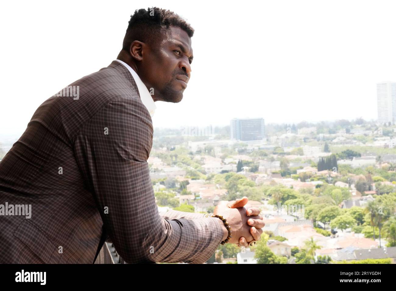 Los Angeles, California, Stati Uniti. 11th maggio, 2023. Los Angeles, CA - Maggio 16: Francis Ngannou firma il nuovo contratto alla Professional Fighters League - Firma del contratto a Beverly Wilshire, A Four Seasons Hotel il 11 Maggio 2023 a Los Angeles, CA (Foto di Louis Grasse/PFL/PX Images) Credit: PX Images/Alamy Live News Foto Stock