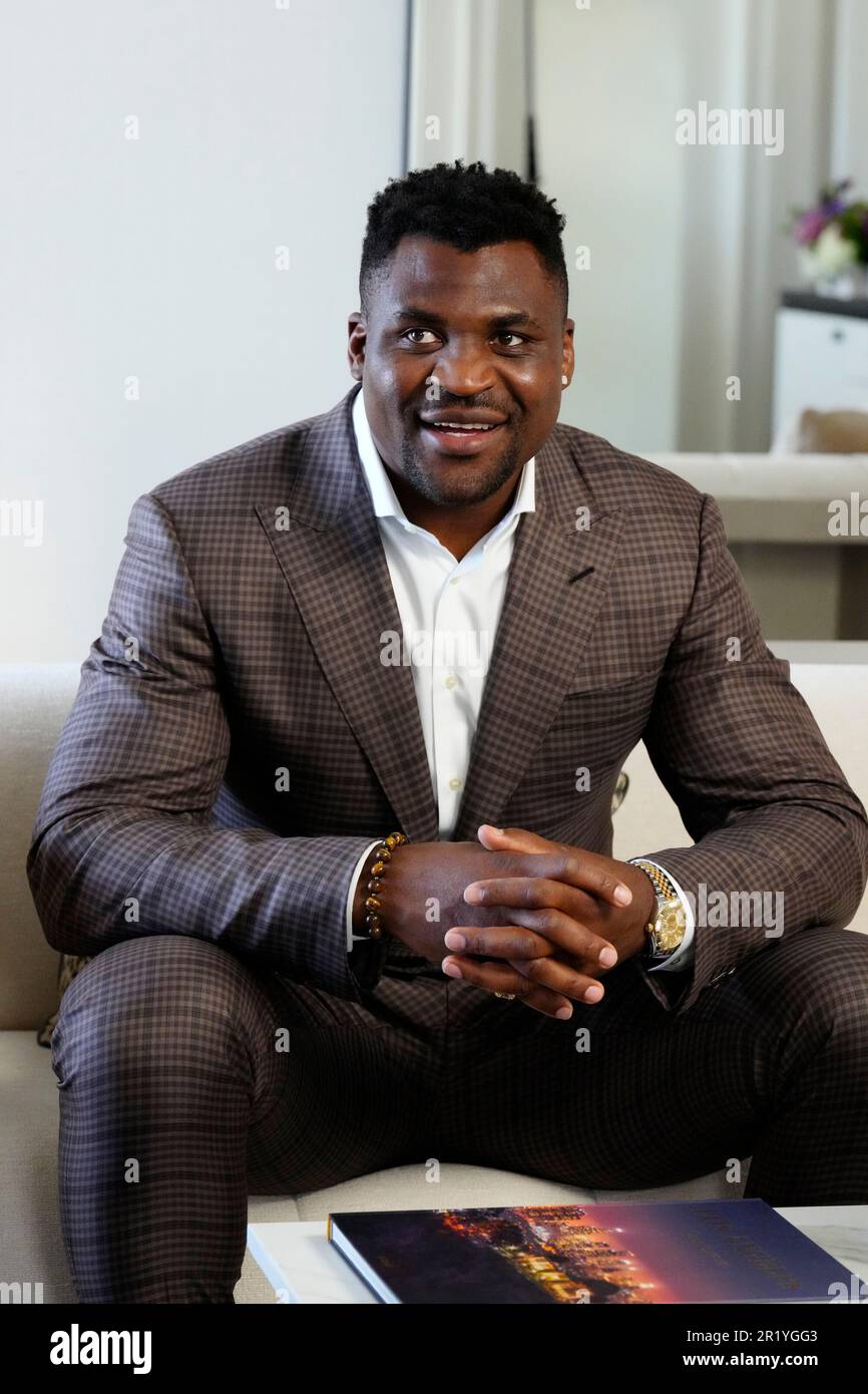 Los Angeles, California, Stati Uniti. 11th maggio, 2023. Los Angeles, CA - Maggio 16: Francis Ngannou firma il nuovo contratto alla Professional Fighters League - Firma del contratto a Beverly Wilshire, A Four Seasons Hotel il 11 Maggio 2023 a Los Angeles, CA (Foto di Louis Grasse/PFL/PX Images) Credit: PX Images/Alamy Live News Foto Stock