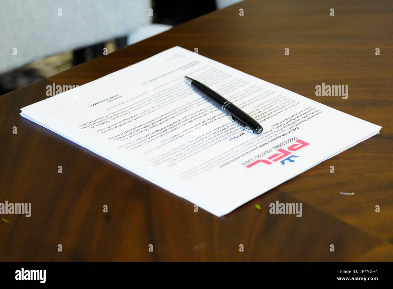 Los Angeles, California, Stati Uniti. 11th maggio, 2023. Los Angeles, CA - Maggio 16: Il contratto tra PFL e Francis Ngannou alla Professional Fighters League - Firma del contratto a Beverly Wilshire, Un Four Seasons Hotel il 11 Maggio 2023 a Los Angeles, CA (Foto di Louis Grasse/PFL/PX Images) Credit: PX Images/Alamy Live News Foto Stock