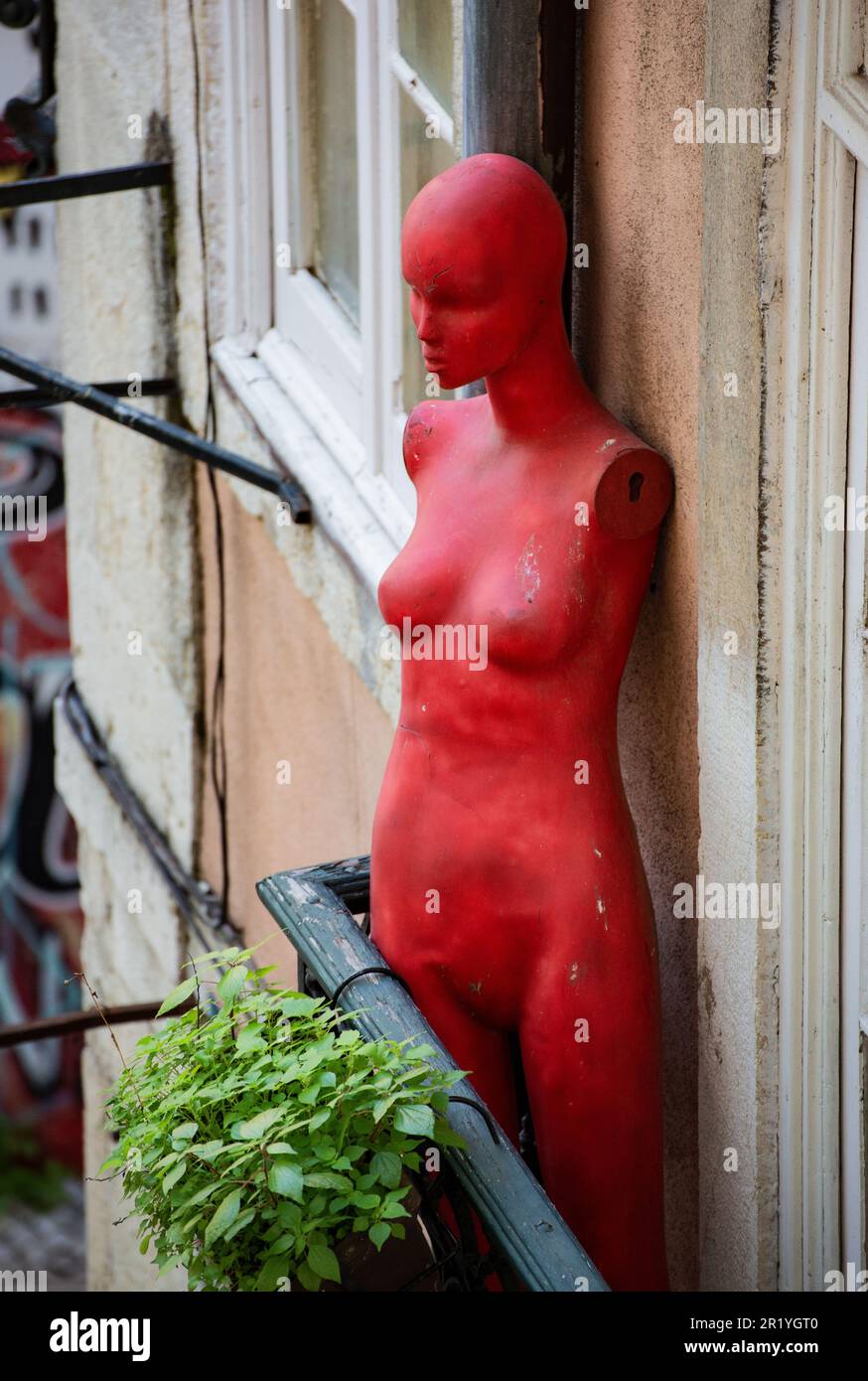 Manichino sul balcone Foto Stock